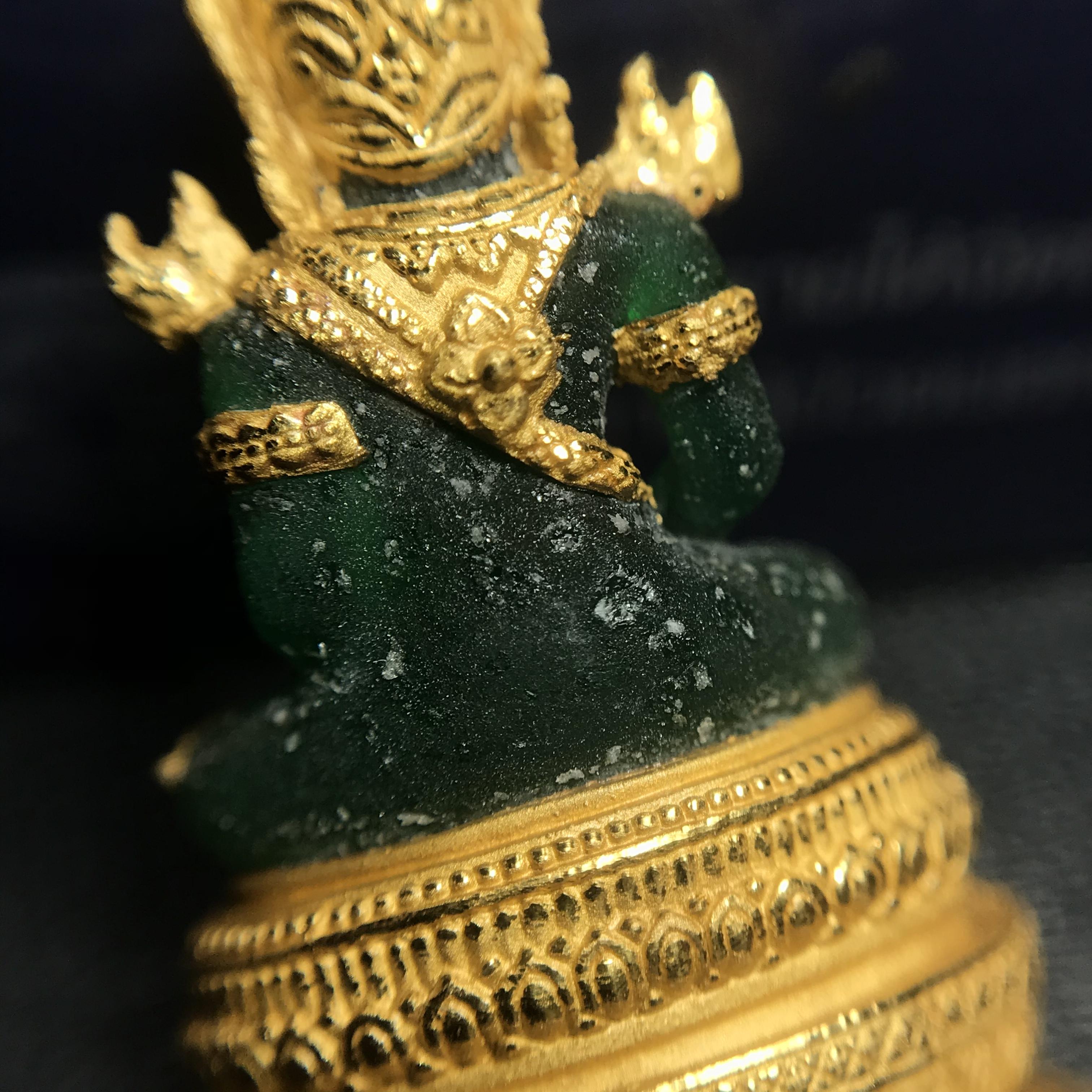 พระแก้วมรกต ภปร. ปี2547 จัดสร้างโดย รพ.ภูมิพลฯ ลอยองค์ หน้าตัก 1/2 นิ้ว เนื้อเรซิ่นหุ้มทองคำ99.99%