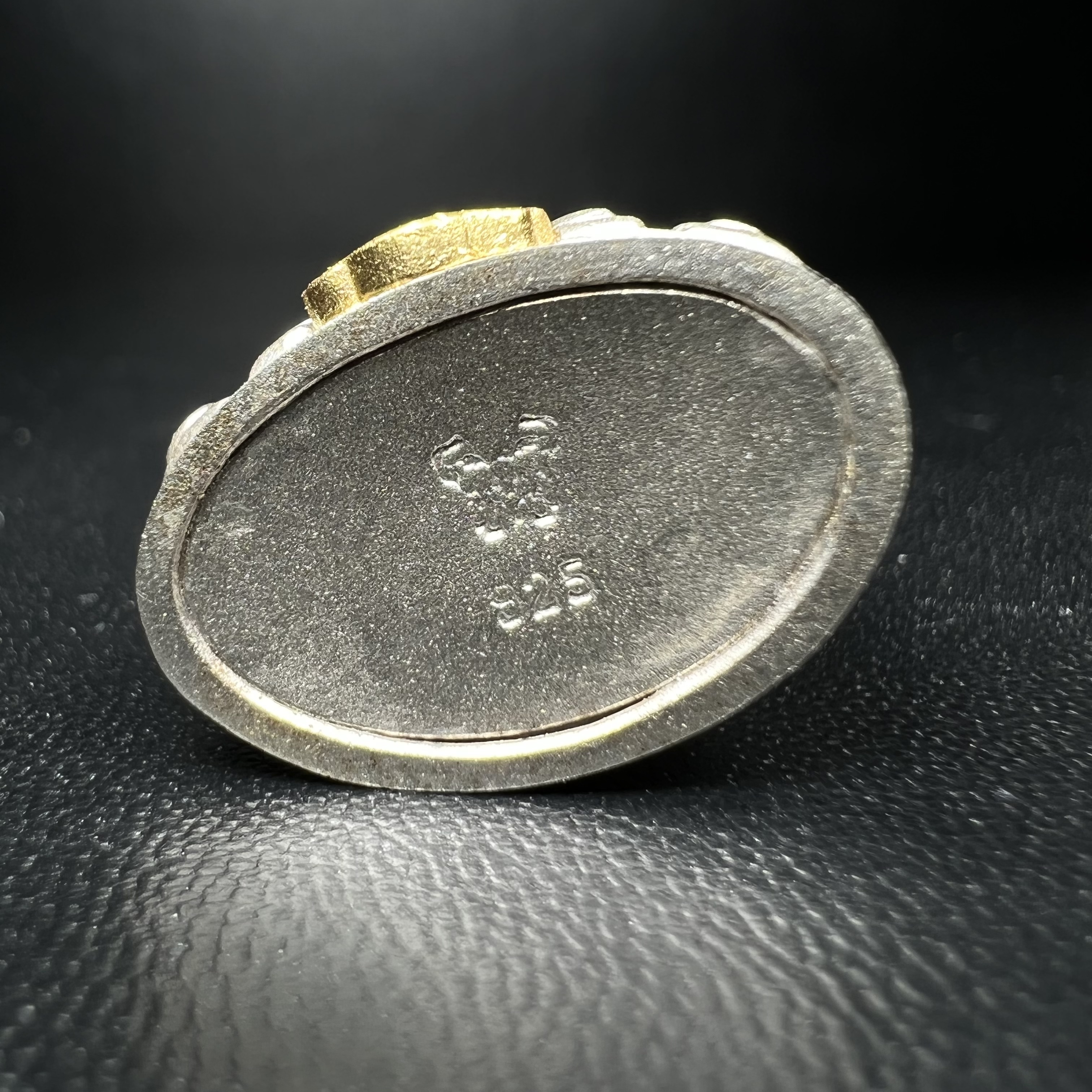 พระกริ่งสมเด็จญาณ วัดบวรนิเวศวิหาร เนื้อเงินบริสุทธิ์ 92.5% ตรากาญจนาภิเษกทองคำ(เนื้อทองคำแท้) พระราชทานแจกเมื่อ 3 ตุลาคม 2538 จัดสร้างในวโรกาส สมเด็จพระญาณสังวร สมเด็จพระสังฆราช ฉลองพระชนมายุครบ 82 พรรษา และฉลองครองราชสมบัติครบ 50 ปี รัชกาลที่ 9(หายาก)