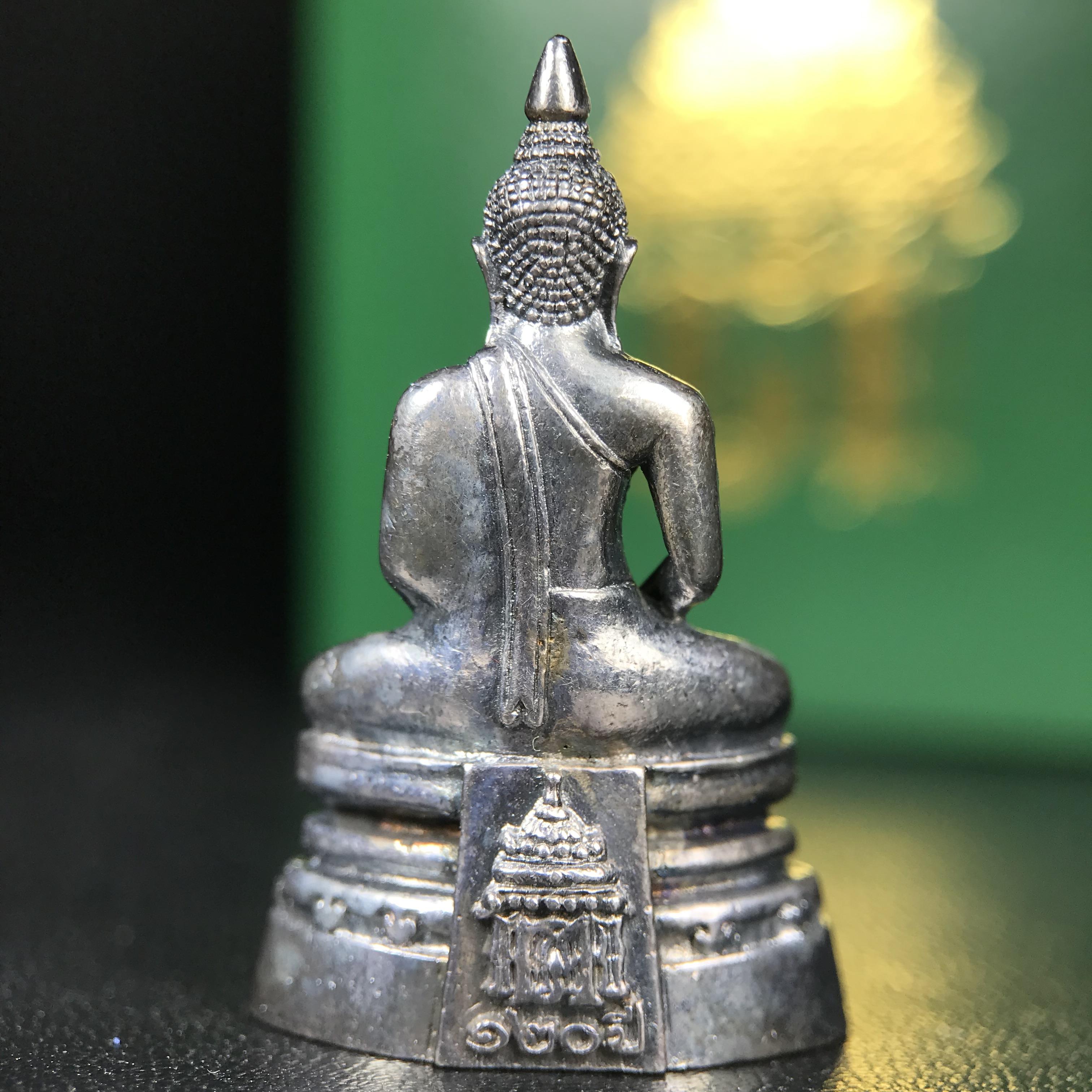 พระพุทธโสธร รุ่น กศก. 120 ปี เนื่องในโอกาสครบ 120 ปี กรมศุลกากร กระทรวงการคลัง จัดสร้าง ปี 2537 เนื้อเงินบริสุทธิ์ 99.9% ผิวขัดเงาลงดำ(เข้มขลัง)(งานบริษัท แพรนด้า จิวเวลรี่)สวยงดงาม ทรงคุณค่า