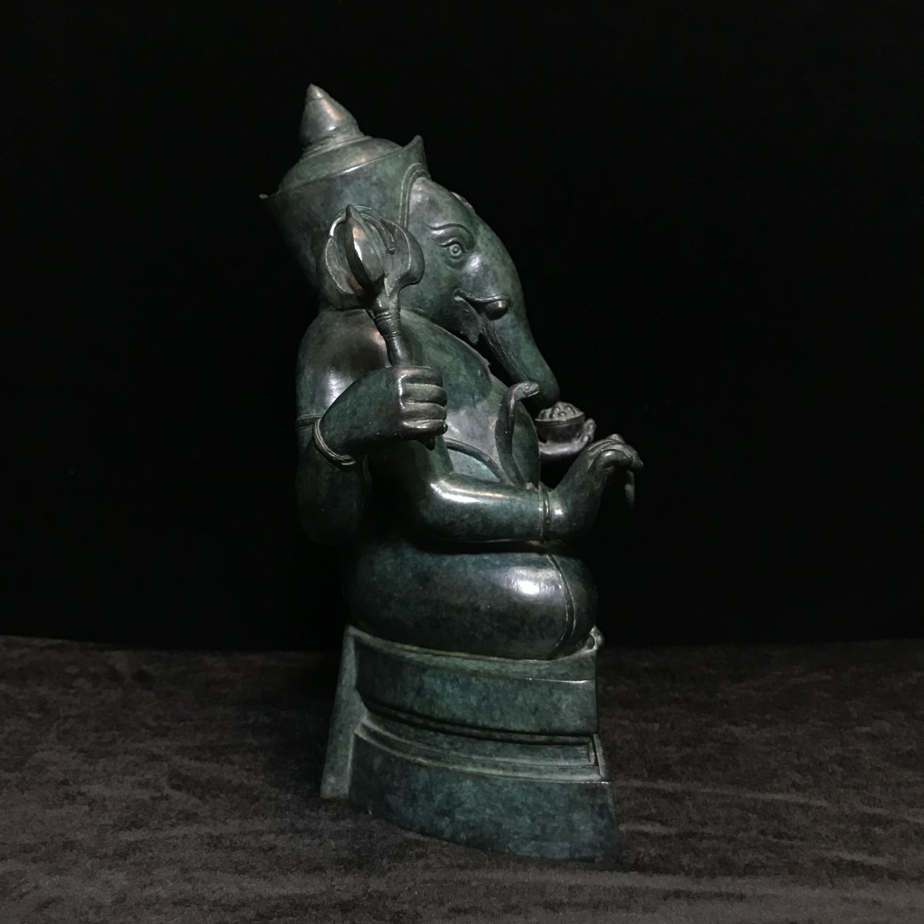 พระพิฆเนศครบรอบ55ปี คณะจิตรกรรม ม.ศิลปากร ปี 2540 เนื้อสำริด สนิมเขียว พาติน่า (Patinas) ขนาด 5x9 นิ้ว เป็นพระพิฆเนศที่งดงามทางด้านศิลปะมาก