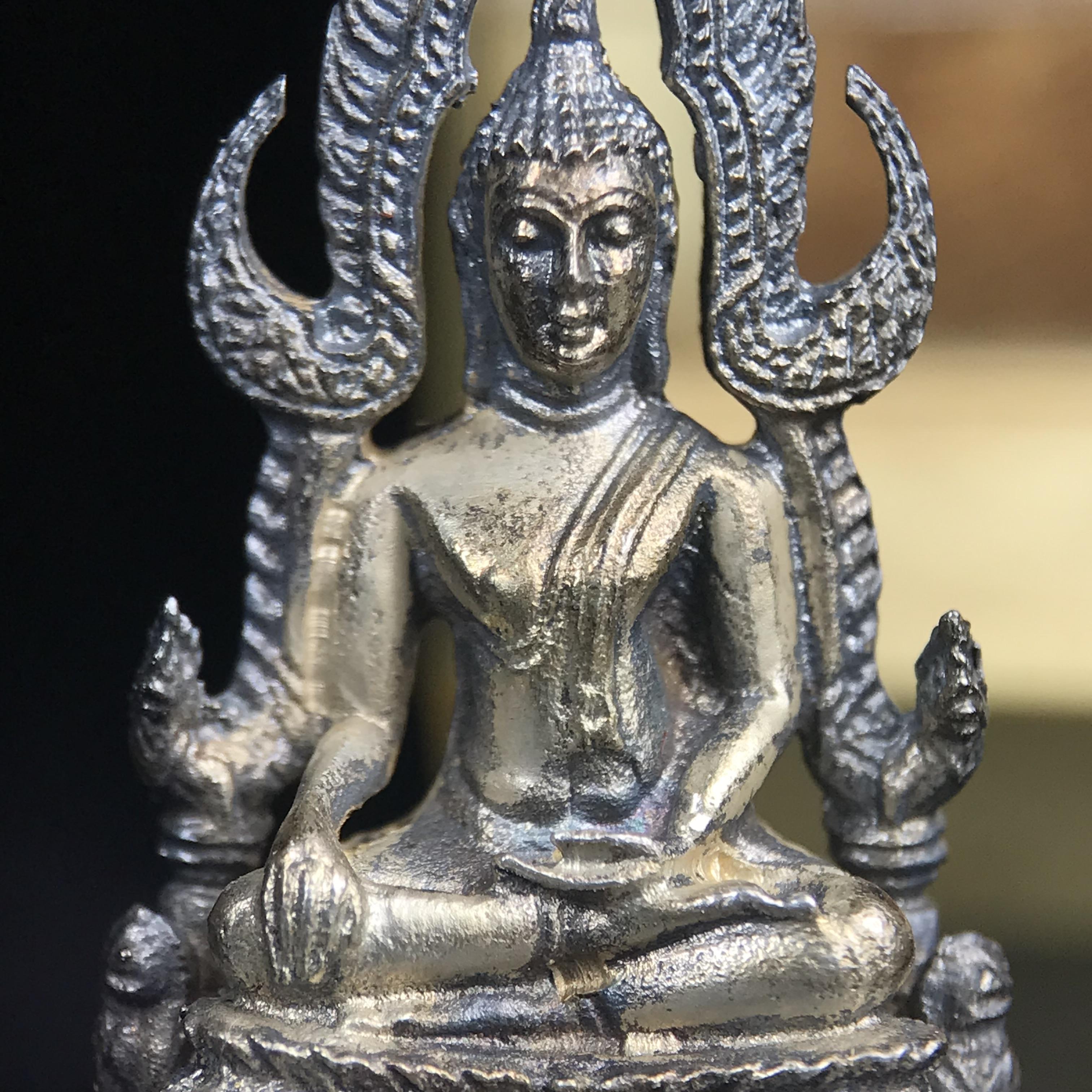 พระกริ่งพระพุทธชินราช มวก. วัดเบญจมบพิตรฯ ปี 2519(รุ่นพิเศษ รุ่นแรก รุ่นเดียว)เนื้อเงิน(สภาพสวยผิวเดิมติดรุ้งผิวขึ้นน้ำทองสวยมีเสน่ห์ตามกาลเวลา)(ในหลวงรัชกาลที่9และสมเด็จพระราชินีเสด็จฯเททอง)(พิธีใหญ่ เกจิอาจารย์ในยุคยอดนิยมร่วมปลุกเสก) (องค์หมายเลข ๓๐๓๔)