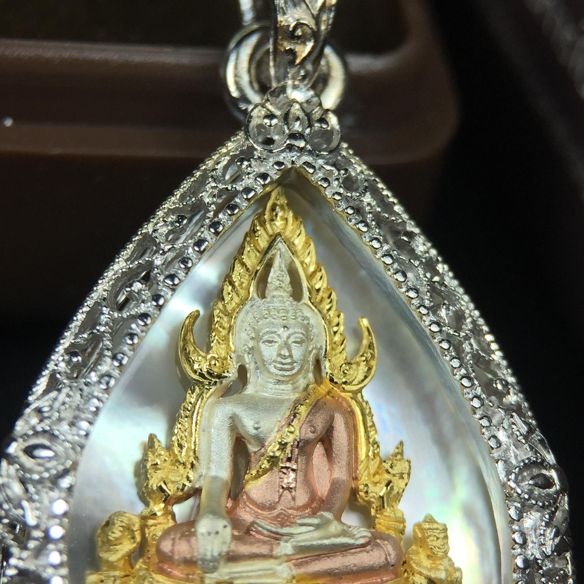 พระพุทธชินราช ภปร. โครงการ "เพราะแผ่นดินนี้ คือ แผ่นดินเกิด" ปี2548(รุ่นแรก) เหรียญทรงใบโพธิ์ ขนาด 21 x 29 มม. เนื้อเงินสามกษัตริย์ องค์พระชุบสามกษัตริย์ ล้อมด้วยกรอบเงินชุบทองคำขาวสลักเสลาเป็นลวดลายละเอียดอ่อน ส่วนพื้นองค์พระเป็นเปลือกหอยมุข