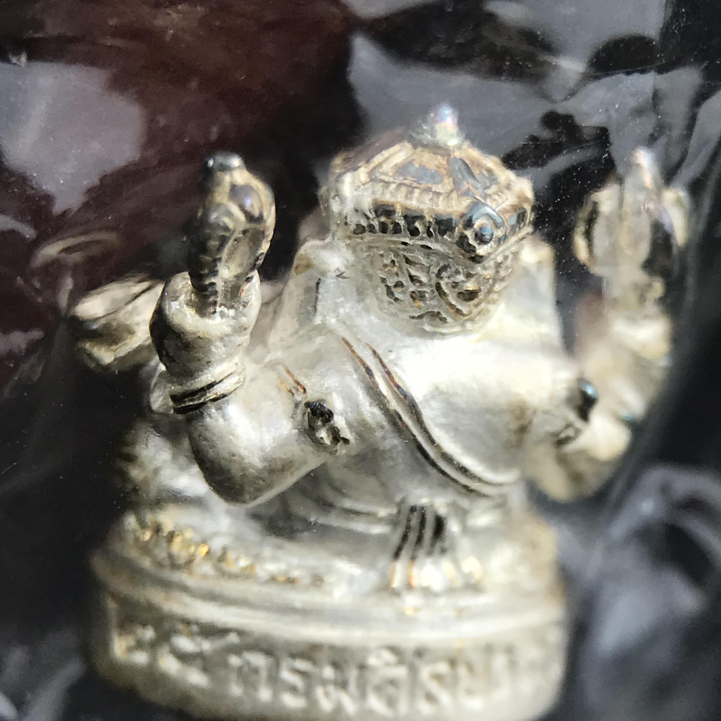 พระพิฆเนศ พิมพ์ลอยองค์ รุ่นแรก กรมศิลปากร ปี 2540 เนื้อเงิน ผิวเดิมติดรุ้งๆ(ซีนซองเดิมพร้อมกล่องไม้และกล่องกระดาษครบชุด)พิธีใหญ่ เข้มขลัง มวลสารศักดิ์สิทธิ์ (เทพเจ้าแห่งความสำเร็จและศิลปวิทยาการ)ยอดนิยมหายาก