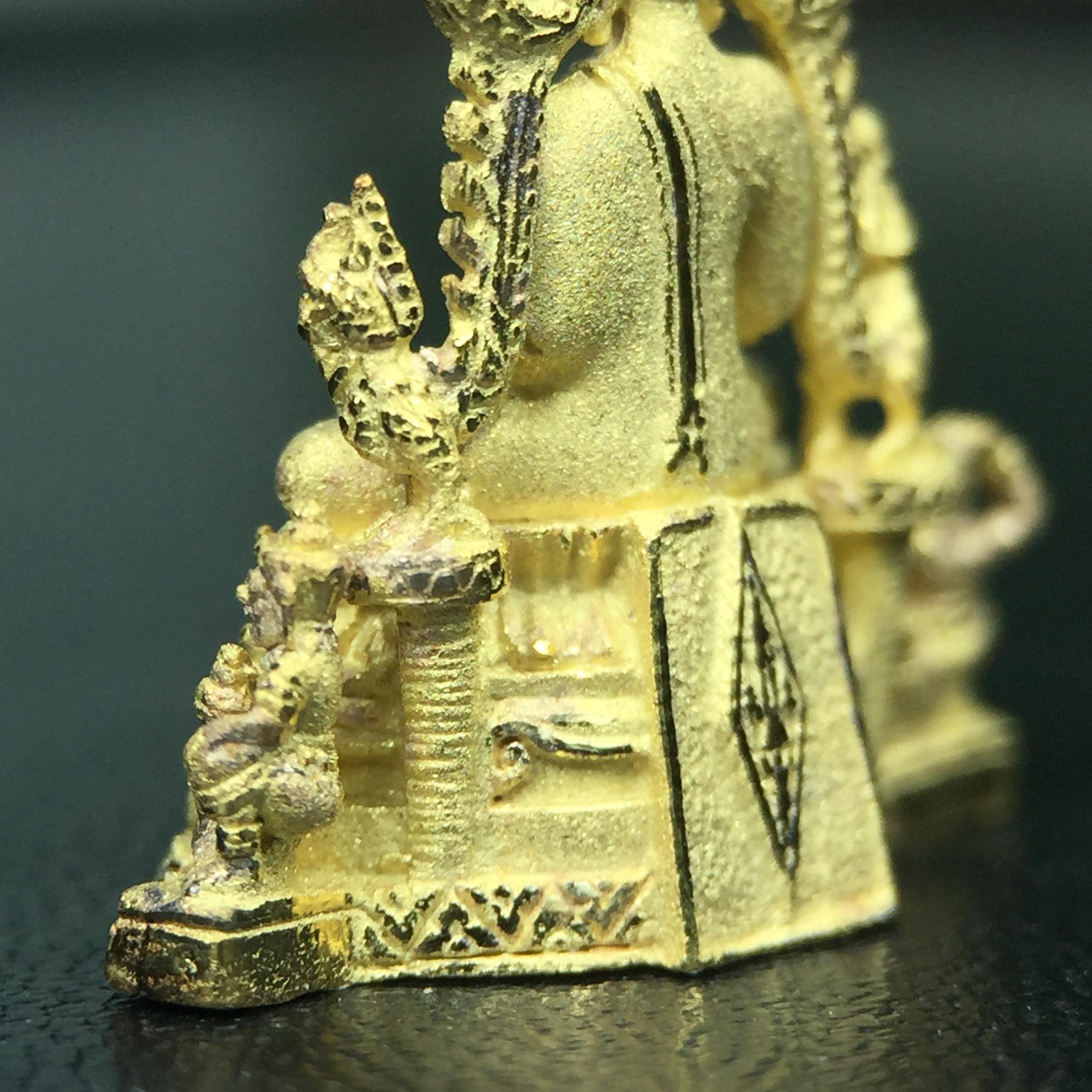 พระพุทธชินราช ภปร. ในวโรกาสพระราชพิธีมหามงคล เฉลิมพระชนมายุ6รอบ 5ธันวาคม2542 มูลนิธิพิทักษ์ดวงตาประชาชน จัดสร้าง เนื้อเงินบริสุทธิ์ 99.9% แบบชุบทองประกายเพชร 3 ไมครอน พิมพ์กลาง ขนาดสูง 2.4 ซม. พร้อมกล่องบรรจุเดิม