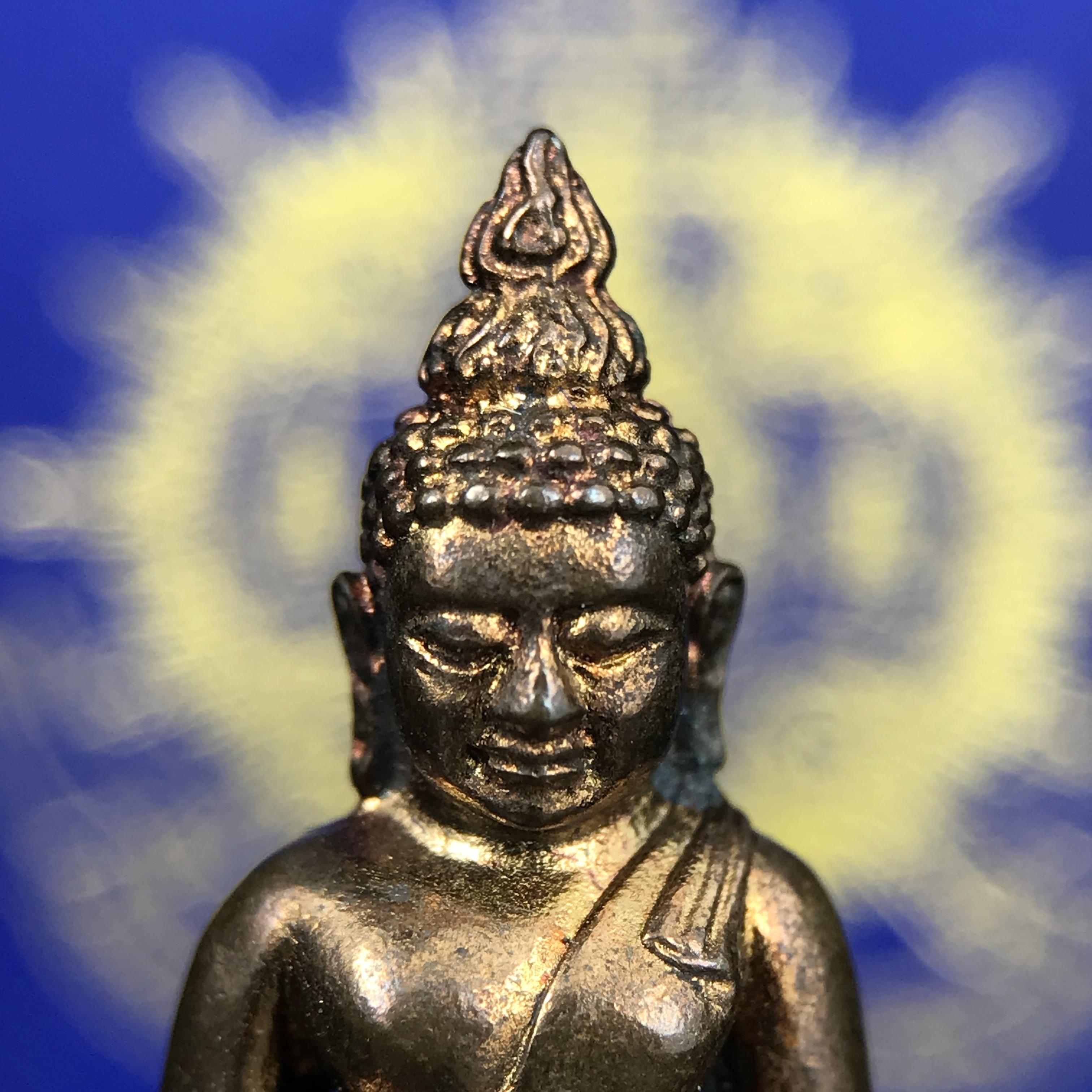 พระกริ่งไพรีพินาศ บรรจุเหล็กไหล ครั้งแรกและครั้งเดียวในประวัติศาสตร์ เฉลิมพระเกียรติ พระบาทสมเด็จพระเจ้าอยู่หัวรัชกาลที่9 พระชนมพรรษา 6 รอบ ปี2542 เนื้อสัมฤทธิ์(บรรจุเหล็กไหล)ดีนอก-ดีใน พิธีใหญ่ มวลสารเด่น (หายาก)