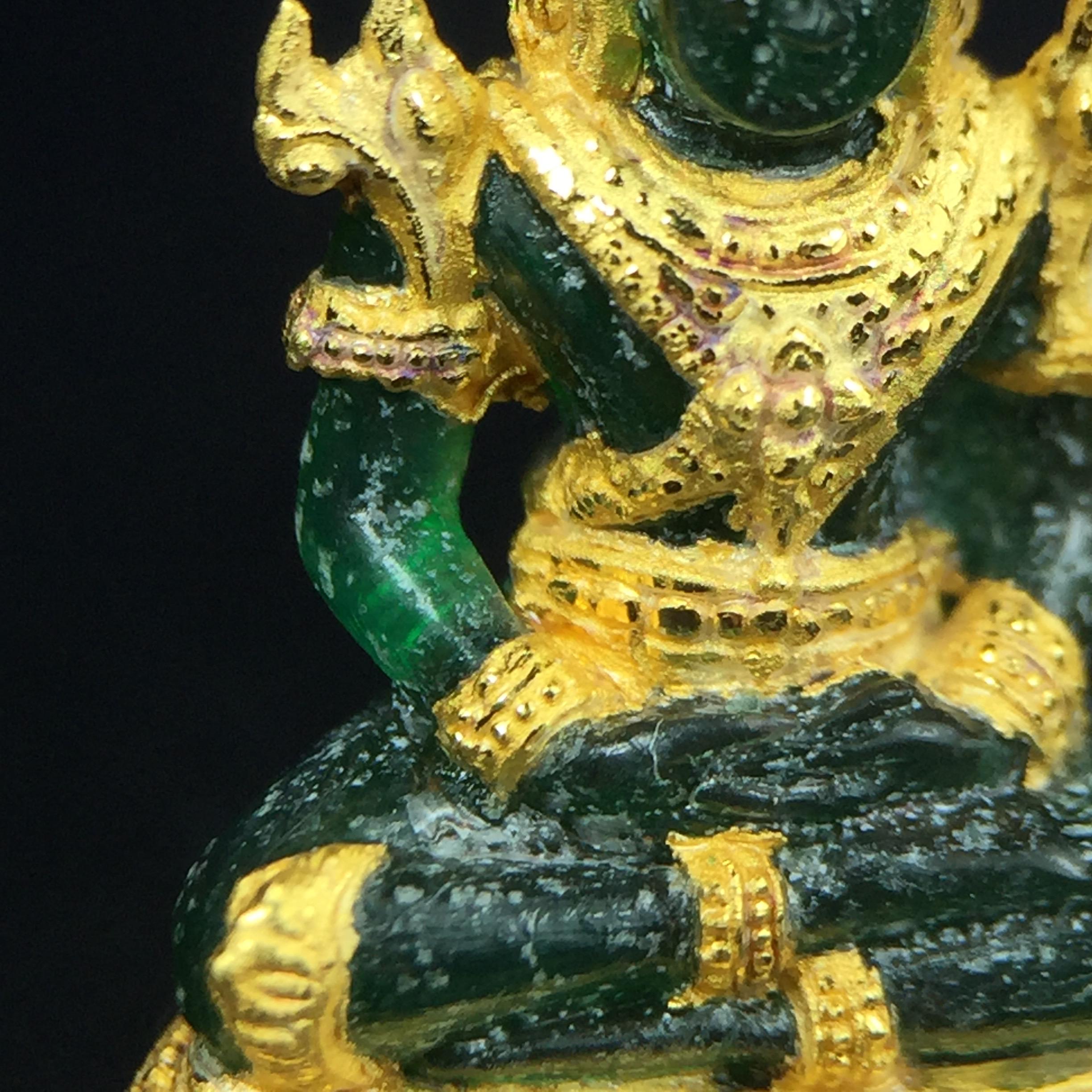 พระแก้วมรกต ภปร. จัดสร้างโดย รพ.ภูมิพลฯ ปี2547 ลอยองค์ขนาดหน้าตัก 1/2 นิ้ว เนื้อเรซิ่นหุ้มทองคำ99.99 งดงามทรงคุณค่าอีกหนึ่งรุ่นยอดนิยม หายาก