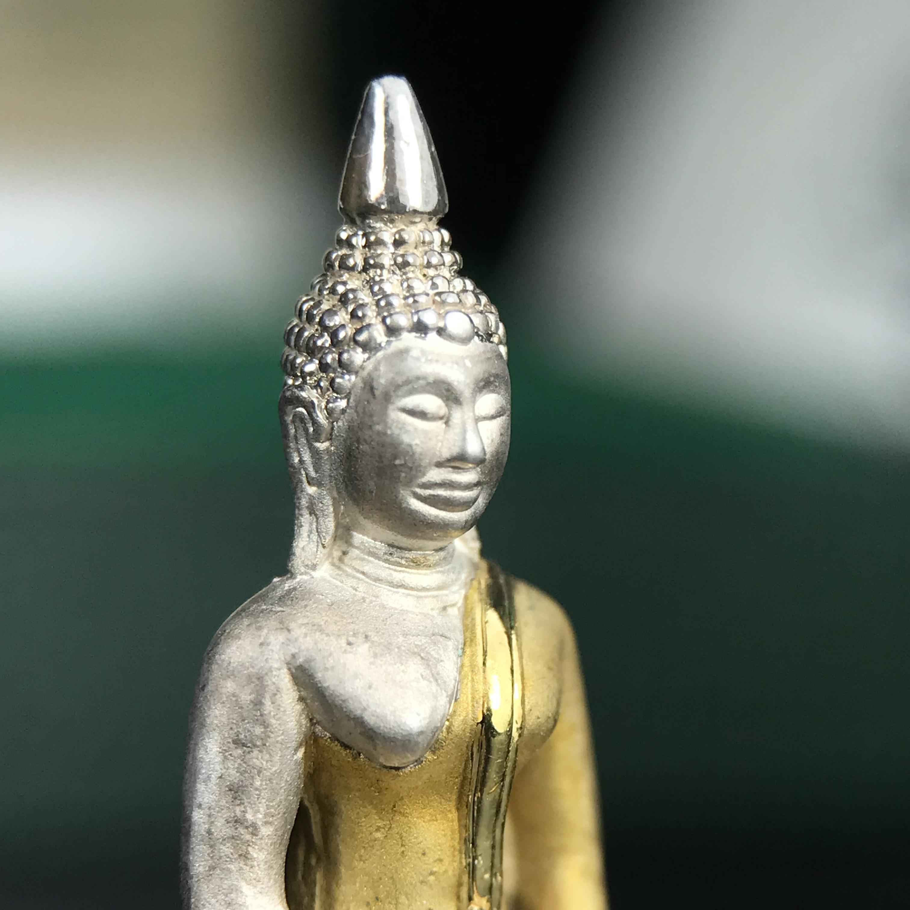 พระพุทธโสธร ภปร. รุ่นย้อนยุค สร้างพระอุโบสถ สมาคมชาวฉะเชิงเทรา จัดสร้าง ปี 2539 วโรกาสครองสิริราชสมบัติครบ 50 ปี เนื้อเงินชุบสามกษัตริย์ทรายนวลขัดเงาบางส่วน(สภาพผิวเดิม เก่าเก็บอย่าดี สวยมาก แบบนี้หายาก) พร้อมกล่องบรรจุและใบรับรองเดิมครบสมบูรณ์