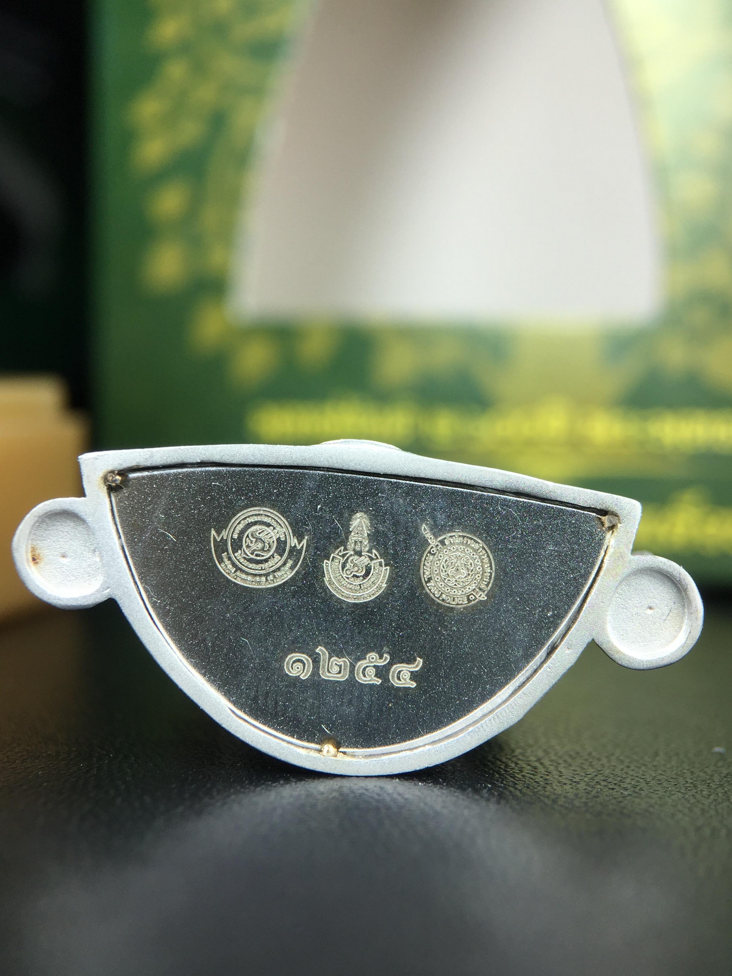 พระพุทธชินราช(จำลอง) ภปร. 84 พรรษา เนื้อเงินชุบทองคำขาว พิมพ์ใหญ่ขนาดหน้าตัก 3/4 นิ้ว(พระราชทานมวลสาร จิตรลดาและเส้นพระเจ้า(เส้นผม))รัชกาลที่9)พุทธศิลป์ทรงคุณค่าอีกหนึ่งรุ่นยอดนิยม(1ใน 3000 องค์)