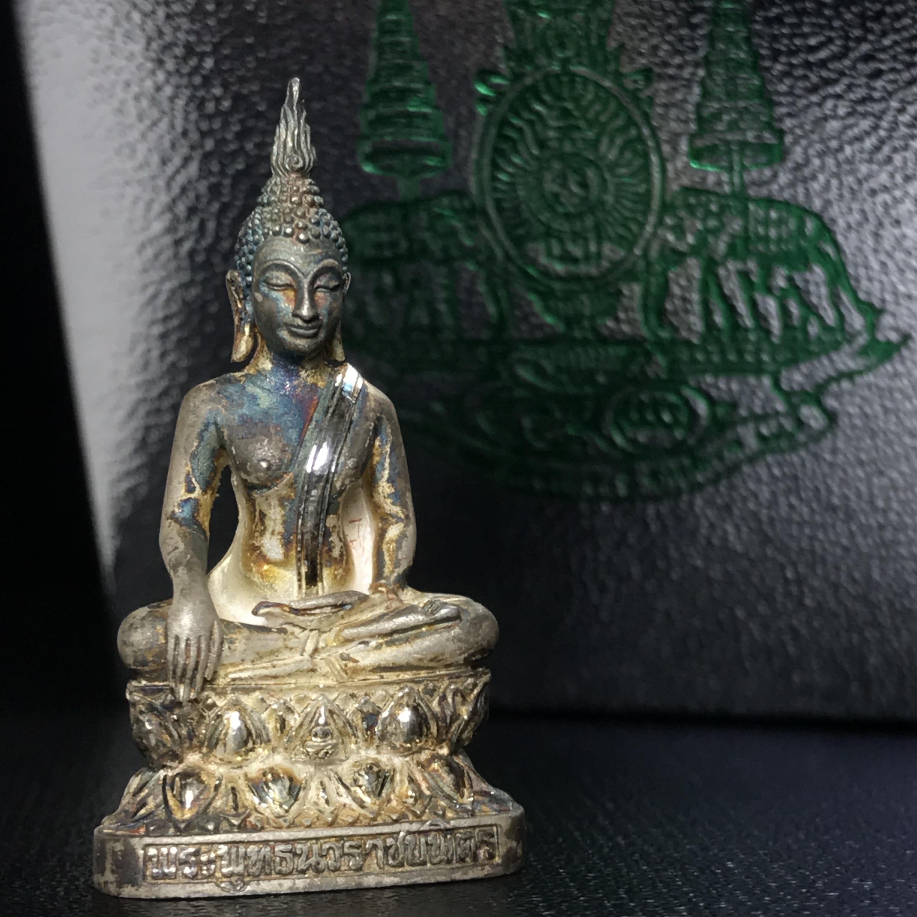 พระกริ่งพระพุทธนวราชบพิตร ครองสิริราชสมบัติครบ 50 ปี พ.ศ.2540 เนื้อเงินผิวเดิมๆขึ้นสีรุ้งธรรมชาติแบบนิยม(หายาก)พร้อมกล่องบรรจุเดิมครบสมบูรณ์