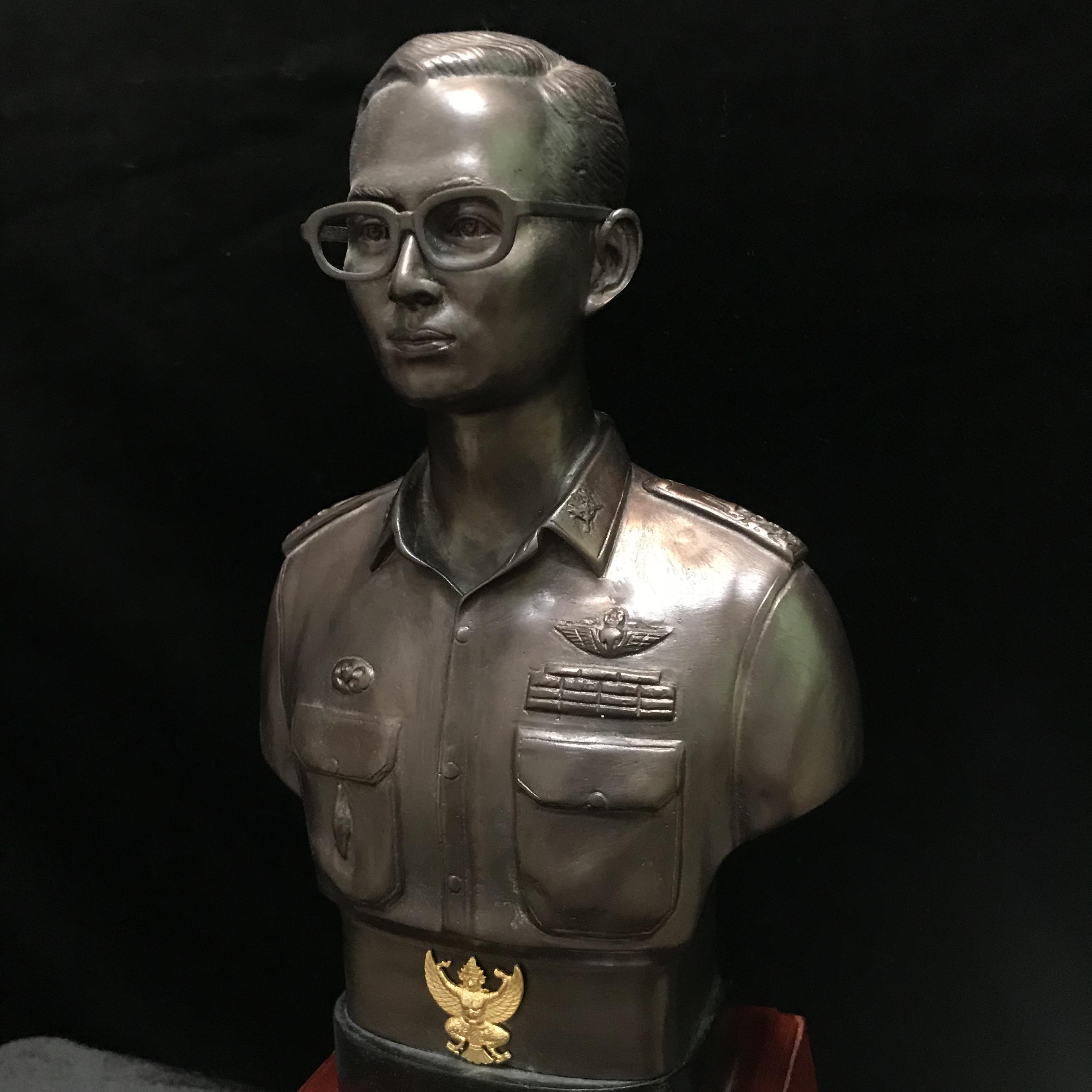 พระบรมรูปหล่อในหลวงรัชกาลที่ 9 กรมราชองครักษ์ รุ่น2 ปี2539 เป็นแบบฐานสูง(เดิมจากผู้จัดสร้าง)(นิยม)(หายาก)