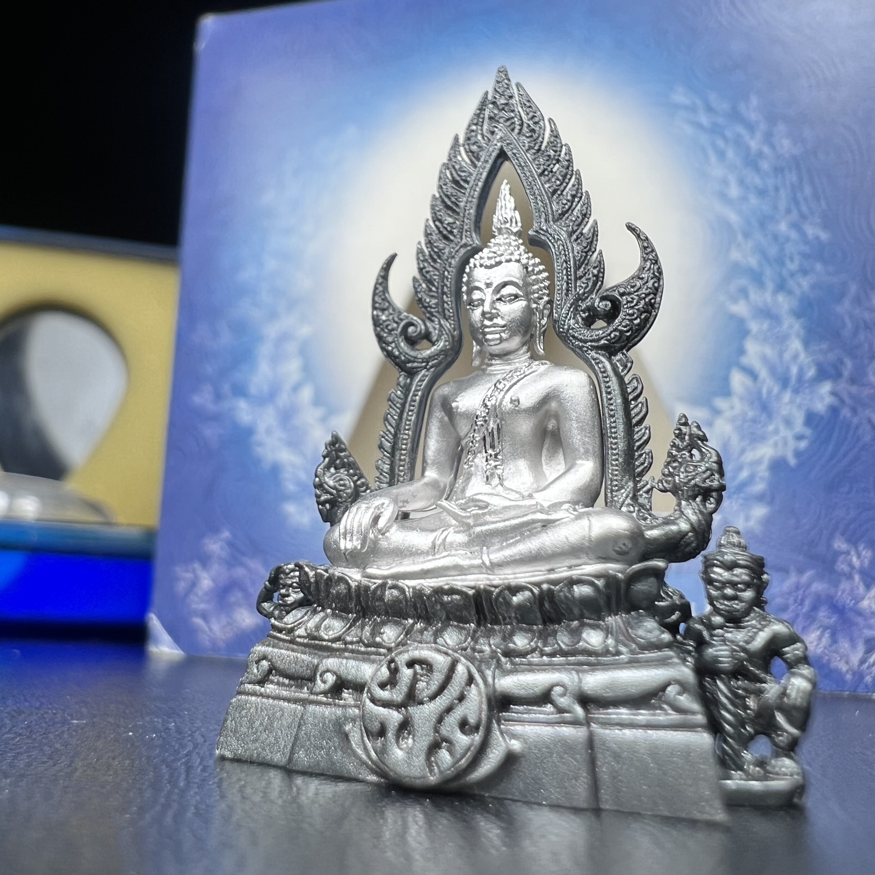 พระพุทธชินราช ภปร. โครงการ เพราะแผ่นดินนี้คือแผ่นดินเกิด เนื้อเงินชุบทองคำขาวซุ้มรมดำ ปี2551 ขนาดหน้าตัก1/2นิ้ว(3.5*2.5 ซม.) (สวยงามหายาก)1ใน 5000 องค์