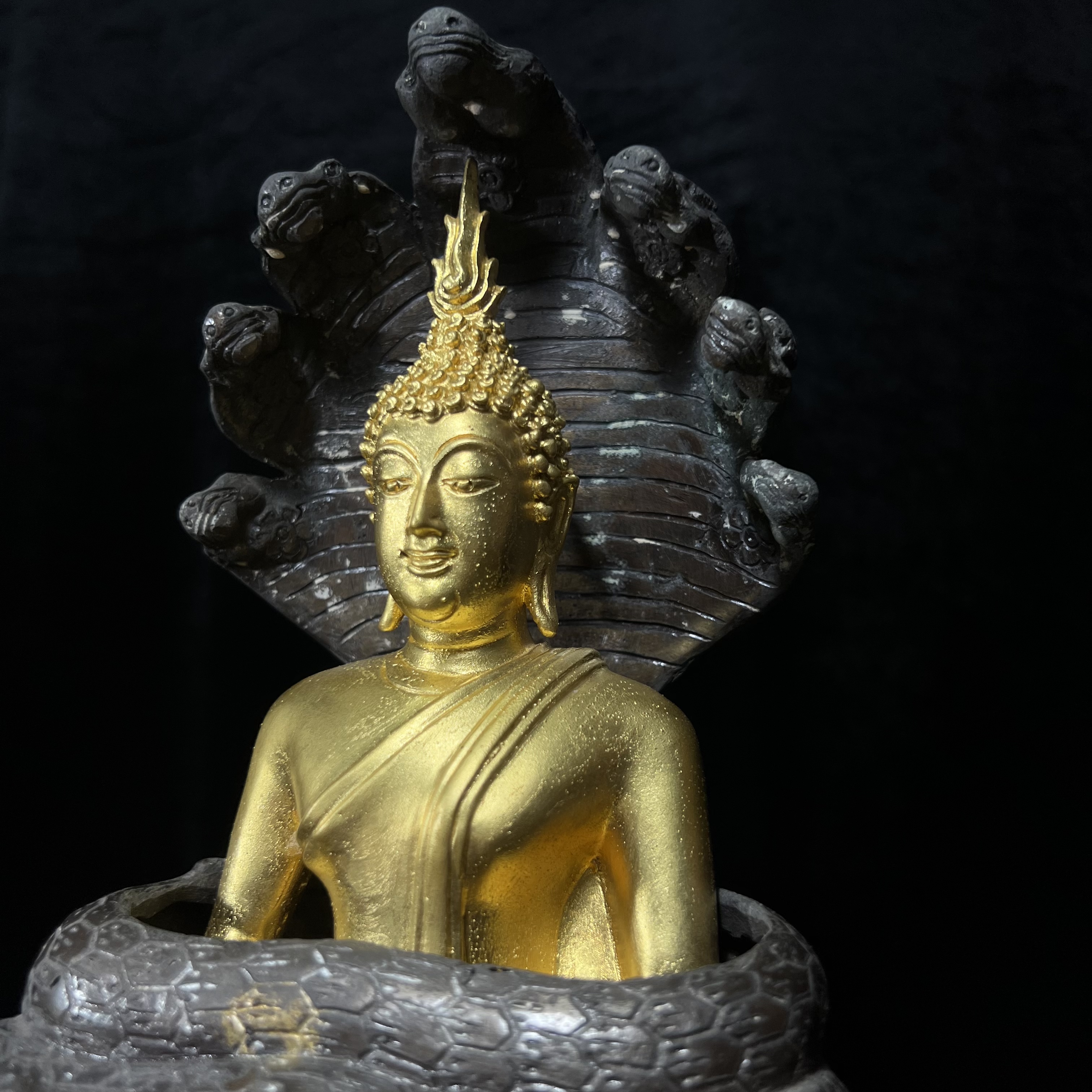 สมเด็จพุทธบูชาปางนาคปรก ญสส. วัดบวรนิเวศวิหาร ปี 2540 พระบูชาขนาด 7 นิ้ว เนื้อโลหะผสมปิดทอง จัดสร้างโดยกระทรวงยุติธรรม ในวโรกาสในหลวงรัชกาลที่ 9 ฉลองสิริราชย์สมบัติครบ 50 ปี และสมเด็จพระญาณสังวร สมเด็จพระสังฆราช 84 พรรษา งานพุทธศิลป์สวย เข้มขลัง....2 ถอด