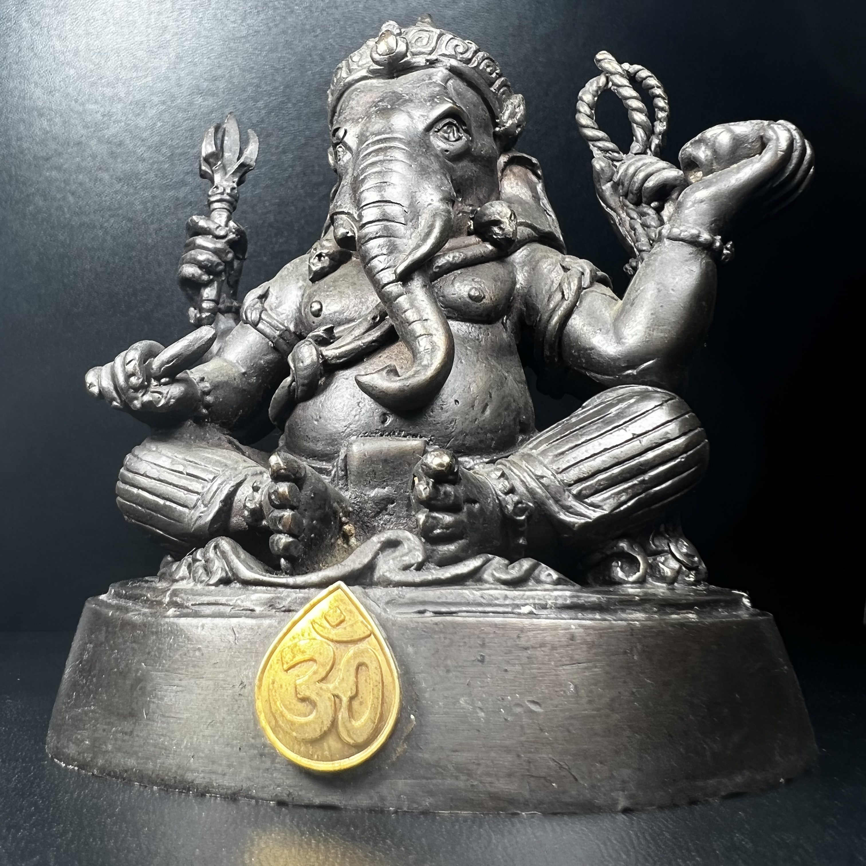 พระพิฆเนศ กรมศิลปากร ปี2547 ขนาดบูชาหน้าตัก 3 นิ้ว โลหะผสมเนื้อดี มีโค๊ดหมายเลขกำกับNo.821 (1 ใน 5000 องค์)รุ่นยอดนิยมหายาก