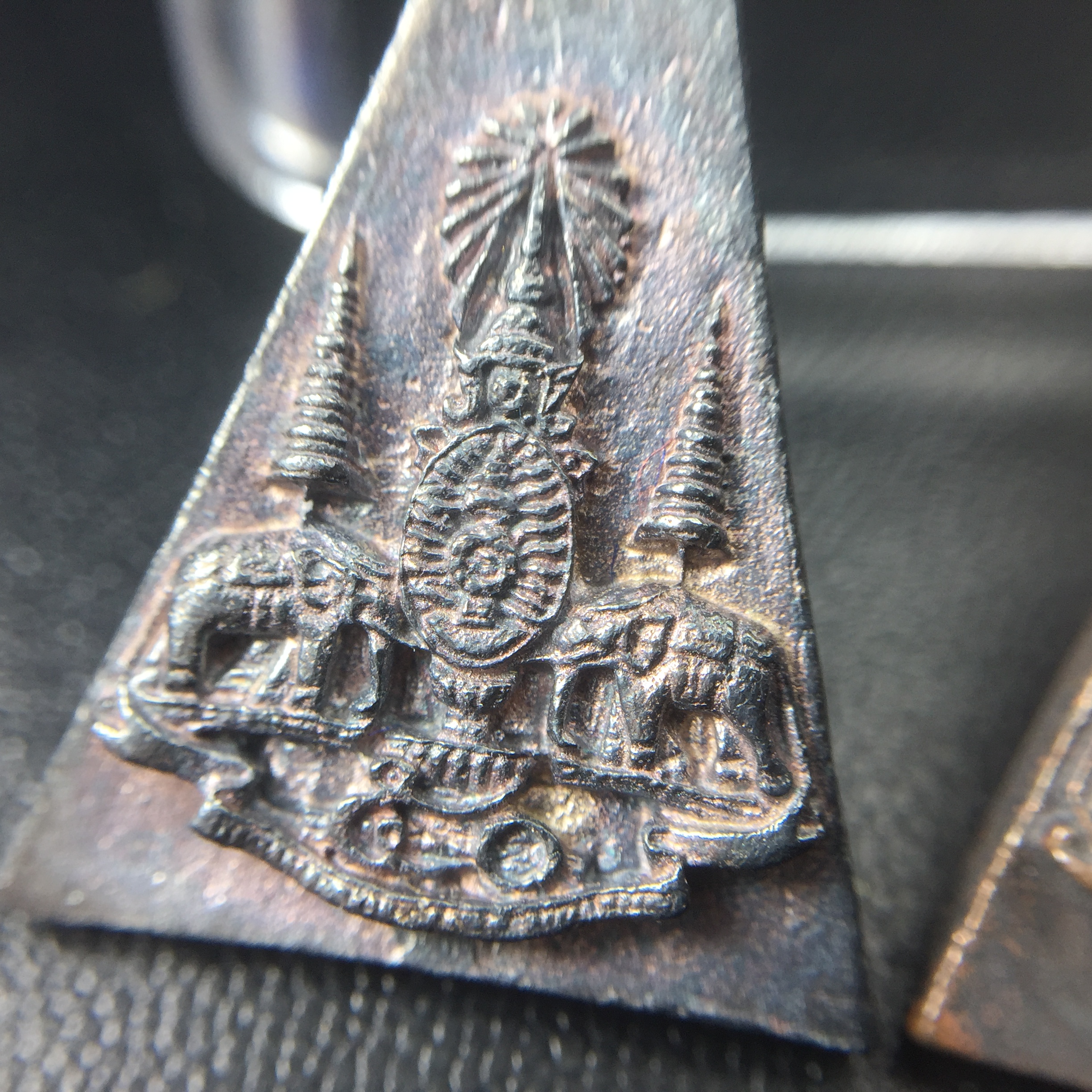 พระกำลังแผ่นดิน (สมเด็จจิตรลดา2) จัดสร้างเฉลิมพระเกียรติ ร.9 ครองราชย์ 50 ปี 2539 เนื้อเงิน(ผิวเดิมกลับดำ รุ้งๆสวย)+เนื้อนวโลหะ(สร้างน้อยหายาก)พร้อมกล่องบรรจุเดิมครบสมบูรณ์(1ใน2539องค์)