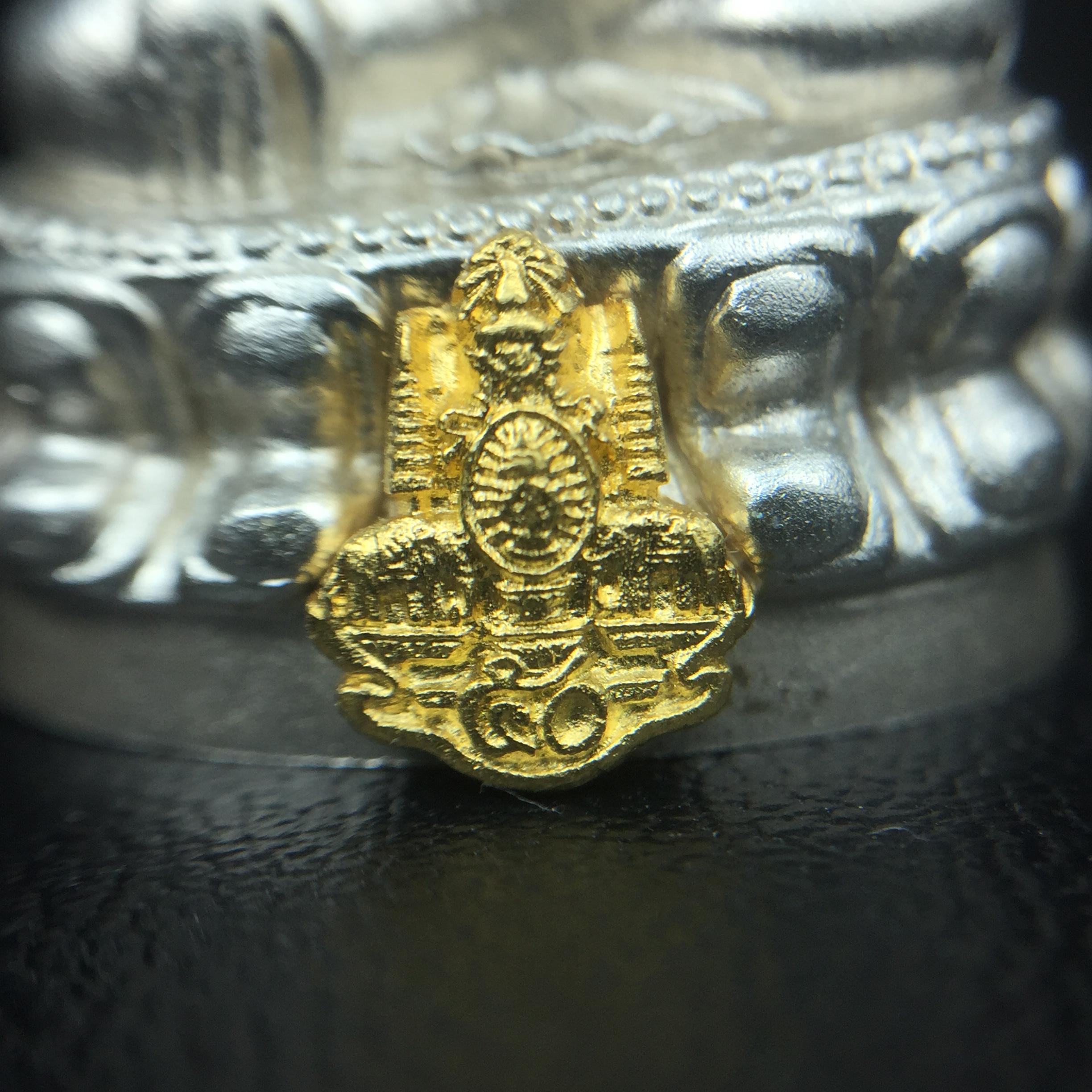 พระกริ่งสมเด็จญาณ วัดบวรนิเวศวิหาร เนื้อเงินบริสุทธิ์ 92.5% ตรากาญจนาภิเษกทองคำ(เนื้อทองคำแท้) พระราชทานแจกเมื่อ 3 ตุลาคม 2538 จัดสร้างในวโรกาส สมเด็จพระญาณสังวร สมเด็จพระสังฆราช ฉลองพระชนมายุครบ 82 พรรษา และฉลองครองราชสมบัติครบ 50 ปี รัชกาลที่ 9(หายาก)