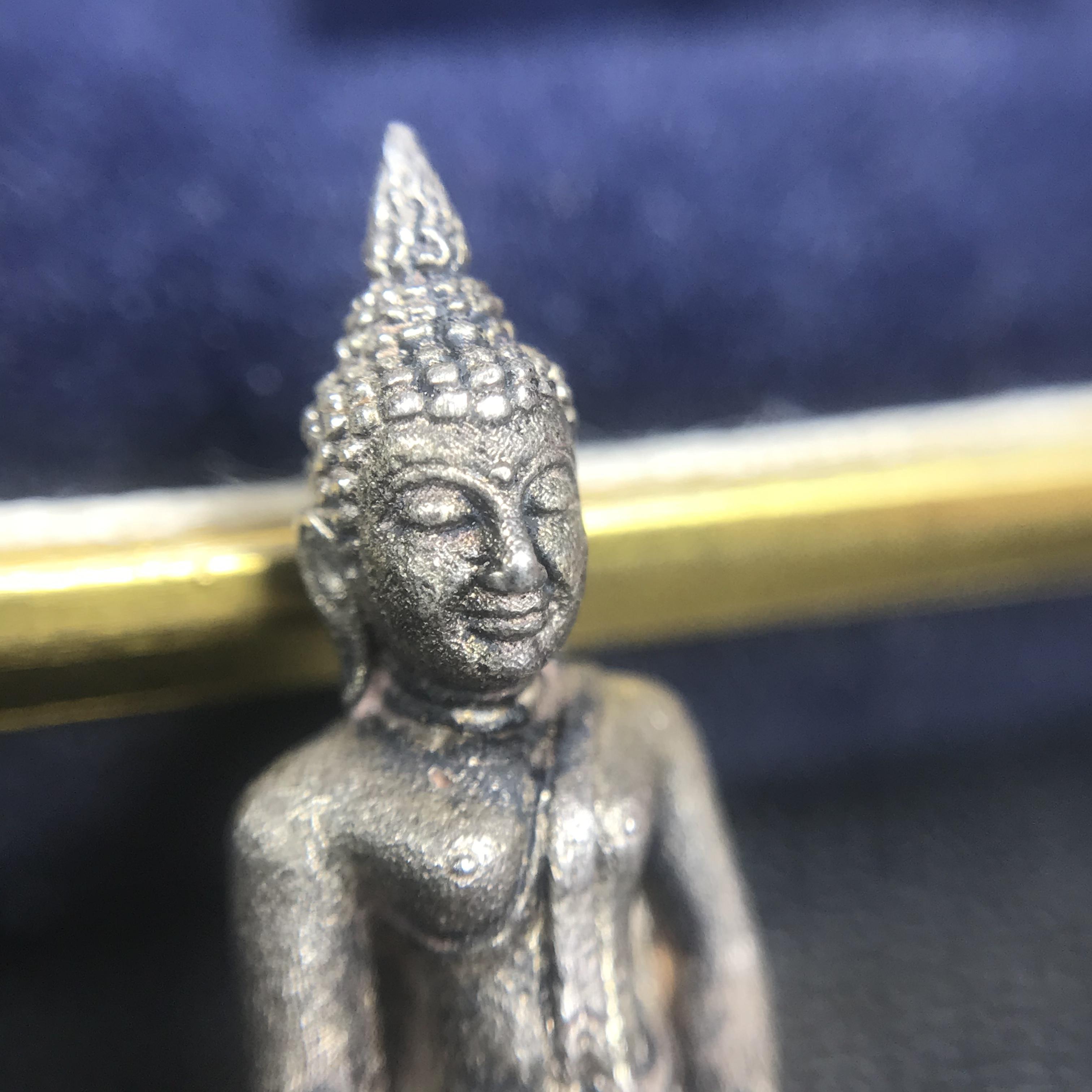 พระกริ่งพระพุทธชินสีห์ ภปร ทันโตเสฏโฐ ปี 2533 เนื้อเงิน (วัตถุมงคลหนึ่งเดียวที่บรรจุพระทนต์(ฟัน)ในหลวงรัชกาลที่9 พระราชทานให้จัดสร้าง)(1ใน1999องค์)