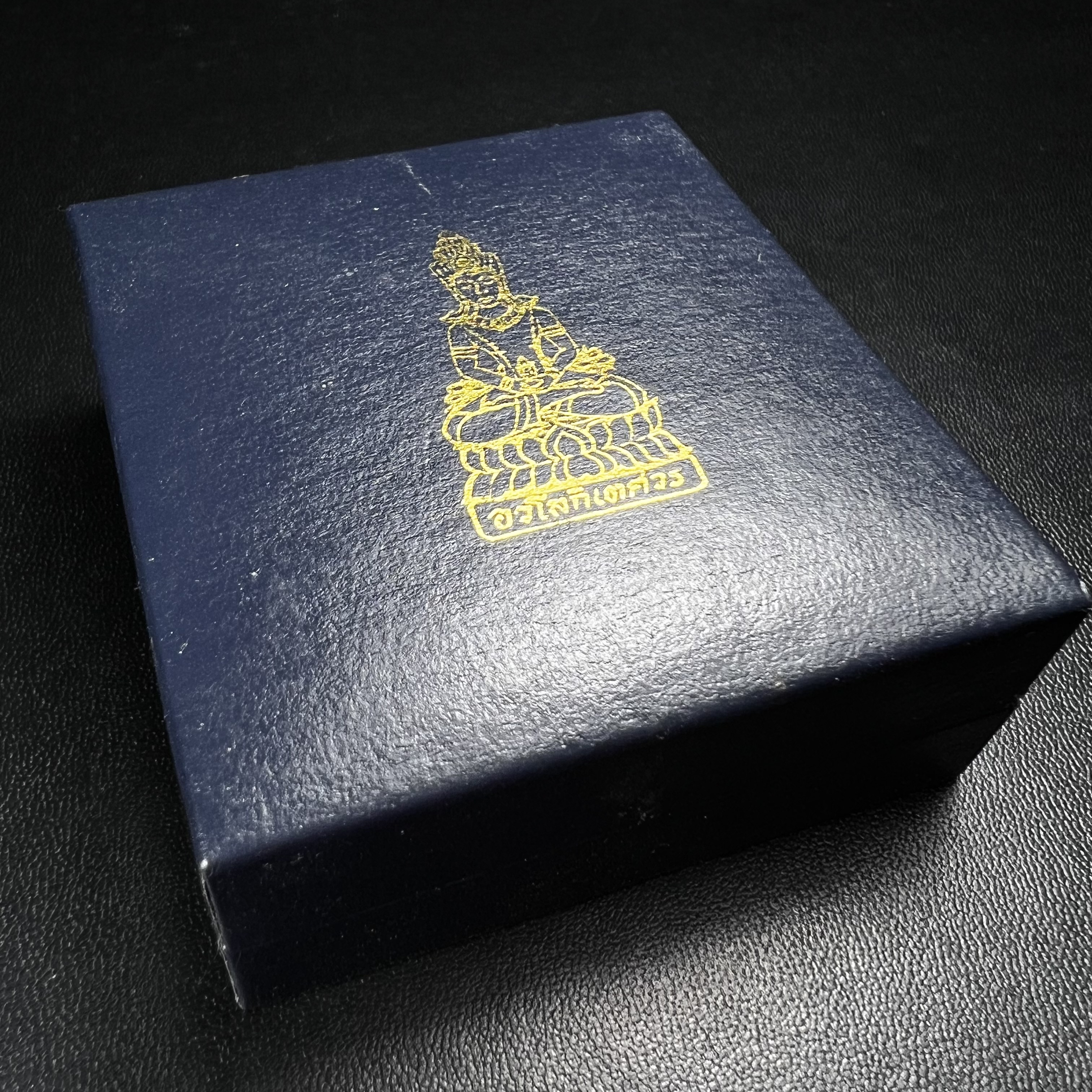 พระอวโลกิเตศวร เมตตา มหาบารมี พิธีพุทธาภิเษก ณ อุโบสถ วัดบวรนิเวศวิหาร 3 พฤษภาคม 2540 เนื้อเงินสามกษัตริย์ ขนาด 3.2 x 2.7 ซม. ตอกโค๊ตใต้ฐานพร้อมกล่องบรรจุเดิม สวย ครบ สมบูรณ์(รุ่นนี้หายาก พบเจอน้อยมาก)