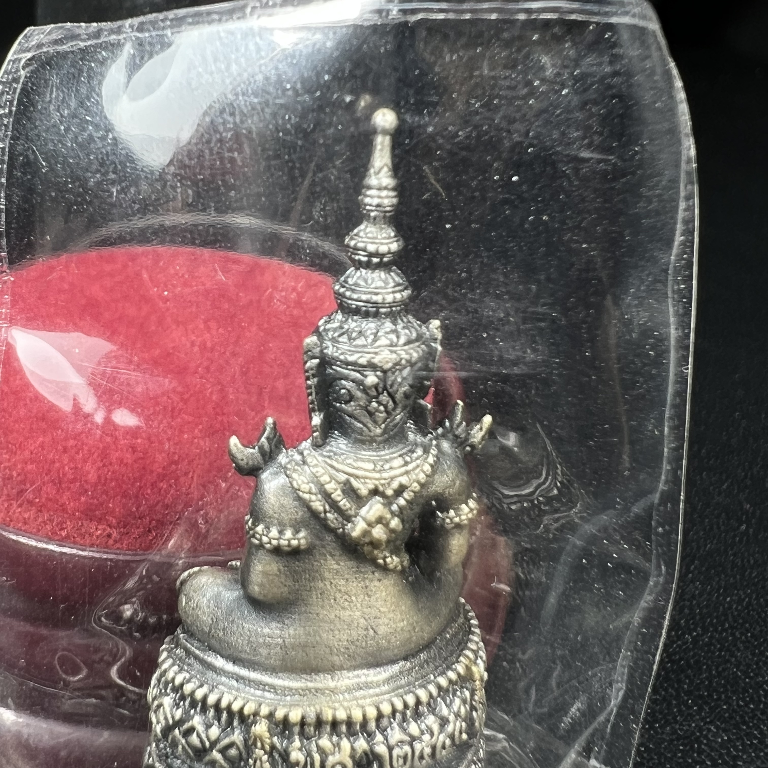 พระแก้วมรกต ภปร.(รุ่นแรก) ปี2545 รุ่นฉลองกรุงรัตนโกสินทร์ครบ 220 ปี พิมพ์ลอยองค์ใหญ่ เนื้ออัลปาก้า ชุบเงินลงดำ ขนาด 19*35 มม. พร้อมครอบตั้งโชว์เดิม องค์พระซีนซองเดิม สวยครบสมบูรณ์