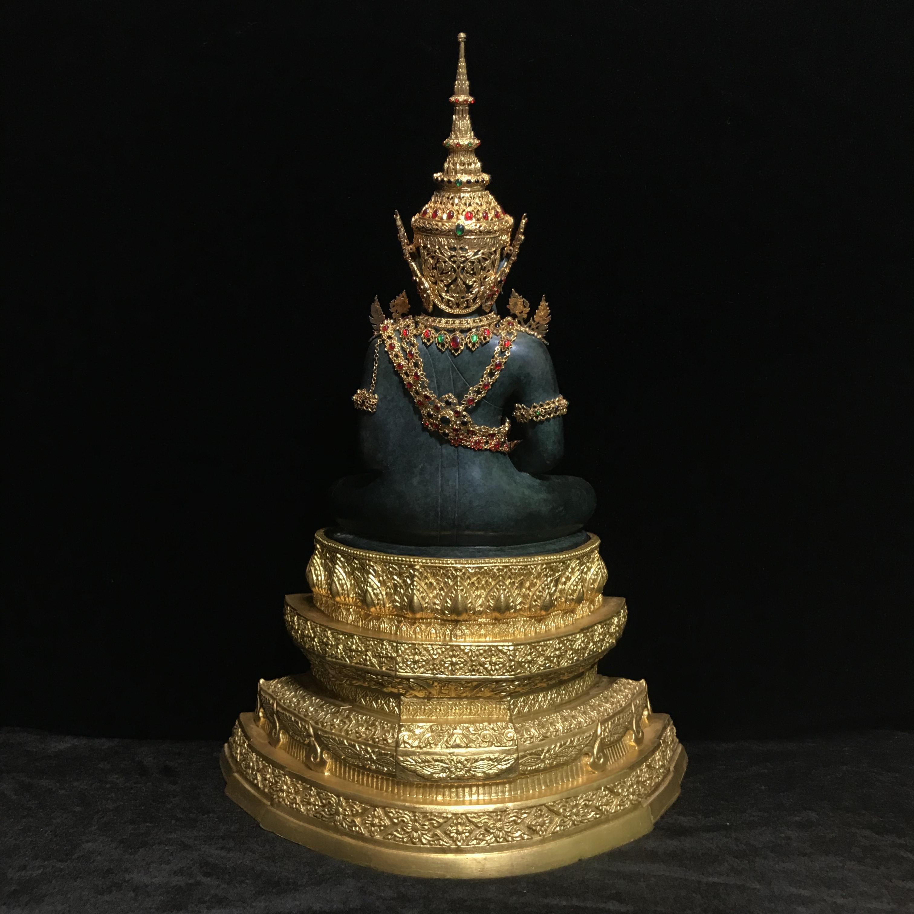 พระพุทธมหามณีรัตนปฏิมากร จำลอง (พระแก้วมรกต) ขนาดบูชาหน้าตัก 5 นิ้ว ตราสัญลักษณ์ ภ.ป.ร. รุ่นแรก ปี2547 เนื้อนวโลหะเคลือบสีเขียว(เครื่องทรงนวโลหะชุบทอง)