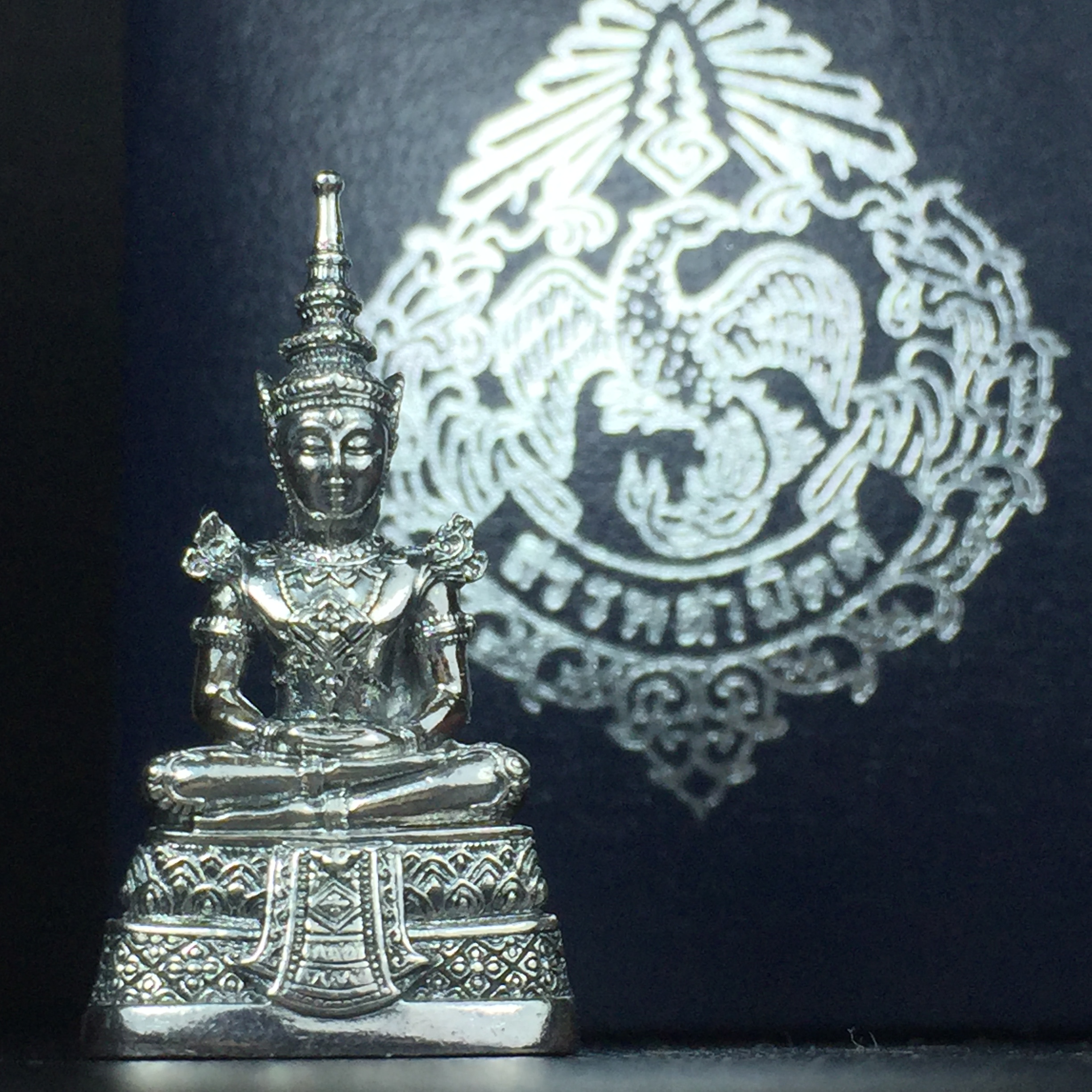 พระแก้วมรกต กรมสรรพสามิตจัดสร้างขึ้นเนื่องในโอกาสครบรอบ 64 ปีของกรมสรรพสามิต และเนื่องในวโรกาสที่พระบาทสมเด็จพระเจ้าอยู่หัวทรงครองราชย์ครบ 50 ปีในปีกาญจนาภิเษก เมื่อ พ.ศ.2539 เนื้อเงินรมดำขัดเงาพร้อมกล่องบรรจุเดิม
