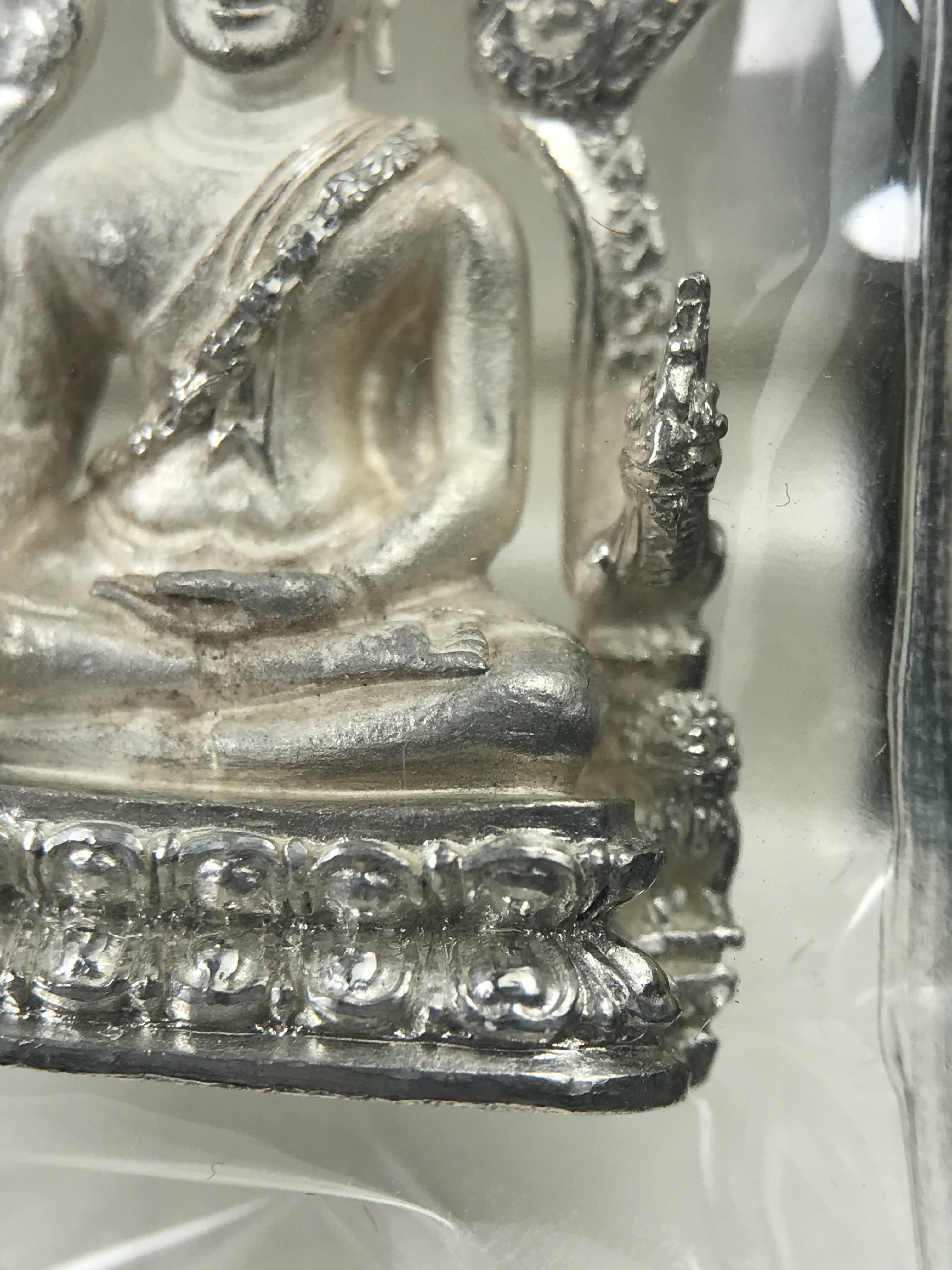 พระพุทธชินราช รุ่นมหาลาภ พิธีพุทธาภิเษกวัดพระศรีรัตนมหาธาตุวรมหาวิหาร จ.พิษณุโลก ปี 2540 เนื้อเงินบริสุทธิ์ 99.9% (นวลเงา)(สภาพผิวเดิมซีนซองเดิม พร้อมกล่องบรรจุเดิมและการ์ดใบรับรองครบสมบูรณ์ (องค์หมายเลข ๑๑๗๓๔)