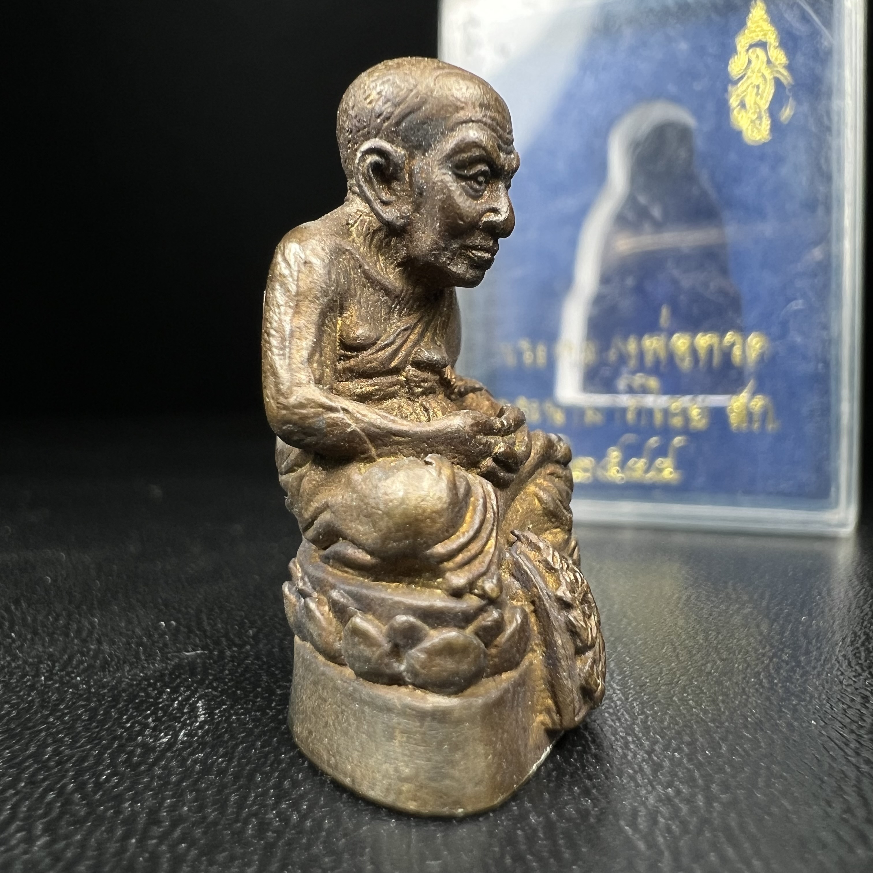 หลวงพ่อทวด พระนามาภิไธย สก. วัดห้วยมงคล จ.ประจวบคีรีขันธ์ ปี 2544(รุ่นแรก) รูปหล่อลอยองค์ ขนาดห้อยคอ หน้าตัก 1.5 ซม. พิมพ์ลอยองค์เนื้อสัตตะโลหะหล่อโบราณ(โลหะผสมรมดำ)(คัดสภาพสวยสมบูรณ์)(คุ้มครองปลอดภัย แคล้วคลาด พิธีใหญ่ มวสสารดี)