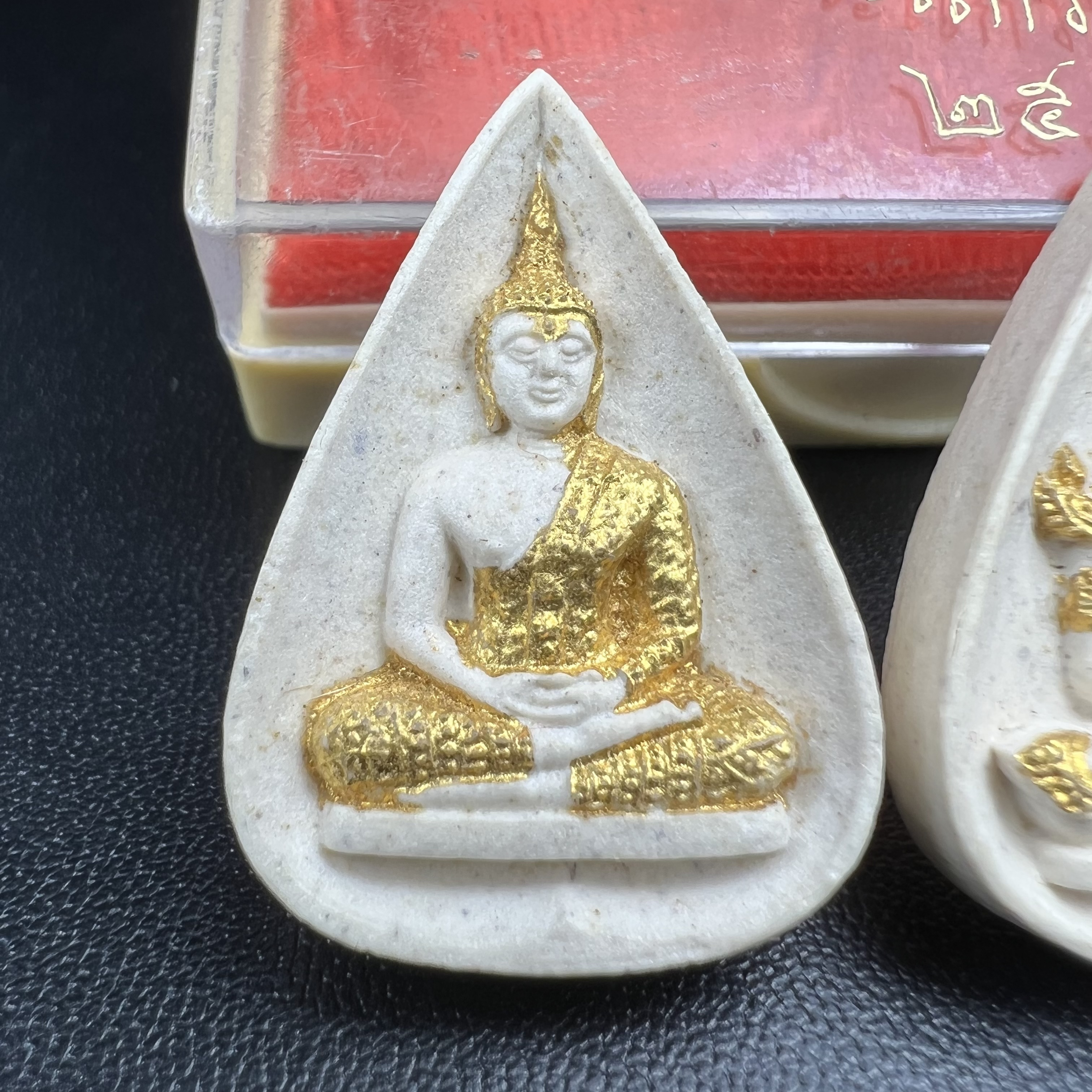 พระแก้วมรกต หลัง ภปร. เนื้อผง ปี2530 พระดี พิธีใหญ่ ประกอบพิธีพุทธาภิเษกพร้อมกับพิธีพระกริ่งปวเรศ ปี2530 วัดบวรนิเวศและวัดพระแก้ว(ครบชุดสามฤดูกล่องเดิมครบ)หายาก