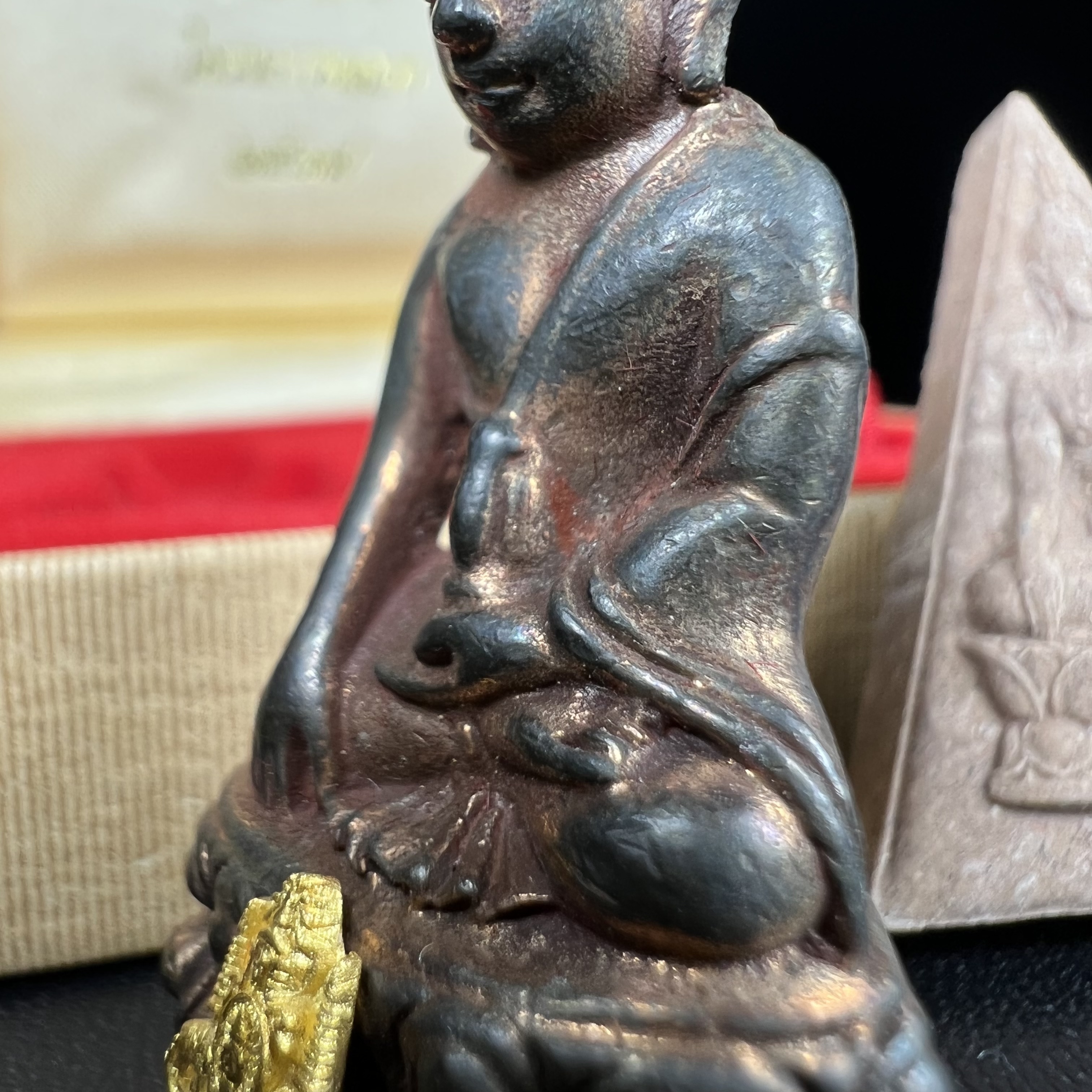 พระกริ่งเจริญโภคทรัพย์ พระพิมพ์จิตรลดา ที่ระลึกโครงการหลวง ปี 2539 ฉลองครองราชสมบัติครบ 50 ปี รัชกาลที่ 9 ตรากาญจนาภิเษกทองคำ(เนื้อทองคำแท้)(ชุดกรรมการหายาก)(1ใน1999ชุด)