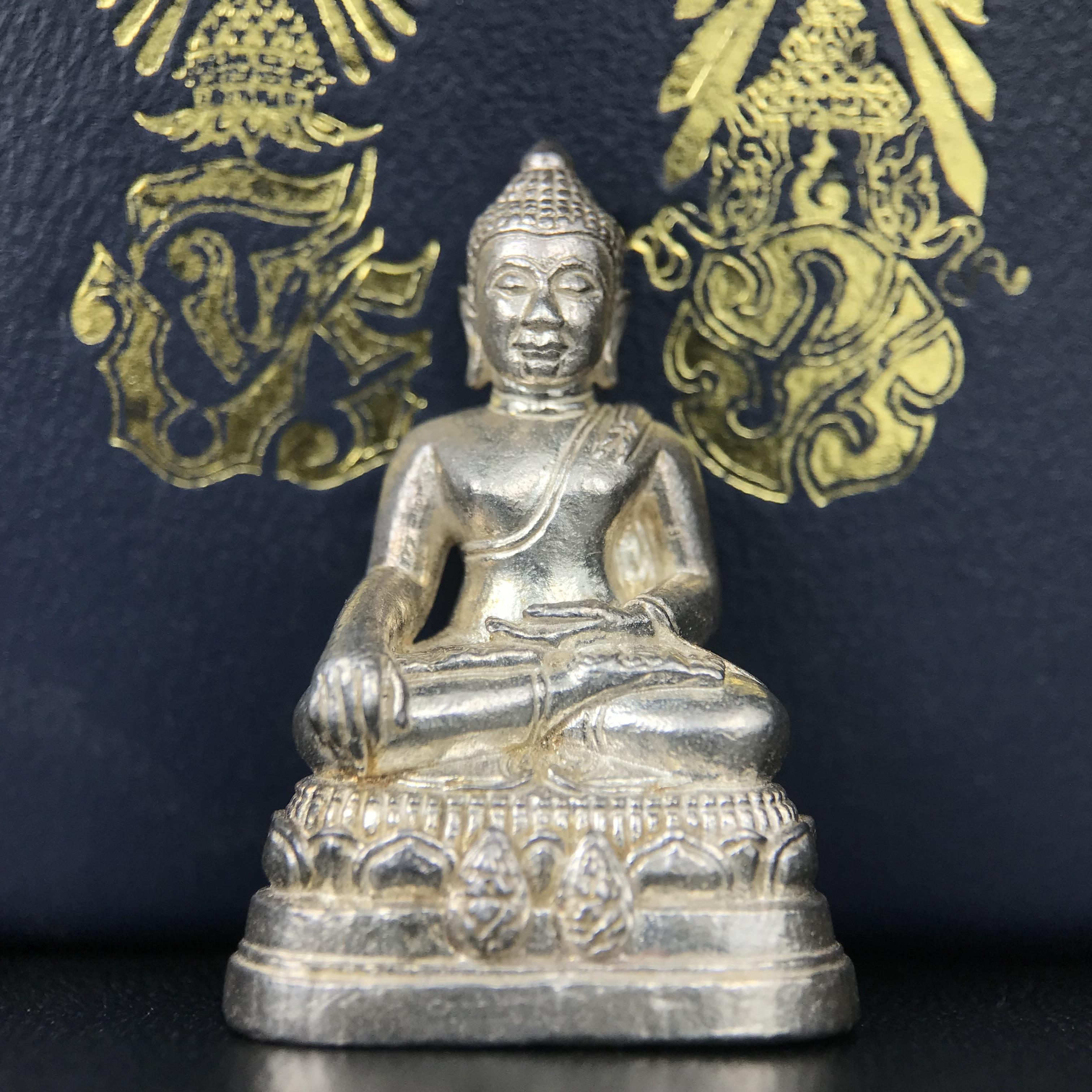 พระกริ่งพระพุทธนรสีห์ จปร.+ภปร. ครบรอบ 100 ปี ธนาคารไทยพาณิชย์ ปี 2550 พระกริ่งเนื้อเงิน(หายาก)(พุทธศิลป์งดงาม)ด้านหน้าฐานประดับด้วยตราสัญลักษณ์ "จปร" และ "ภปร" (องค์เนื้อเงินสร้างน้อย พบเจอน้อยหายาก)1 ใน 2500 องค์