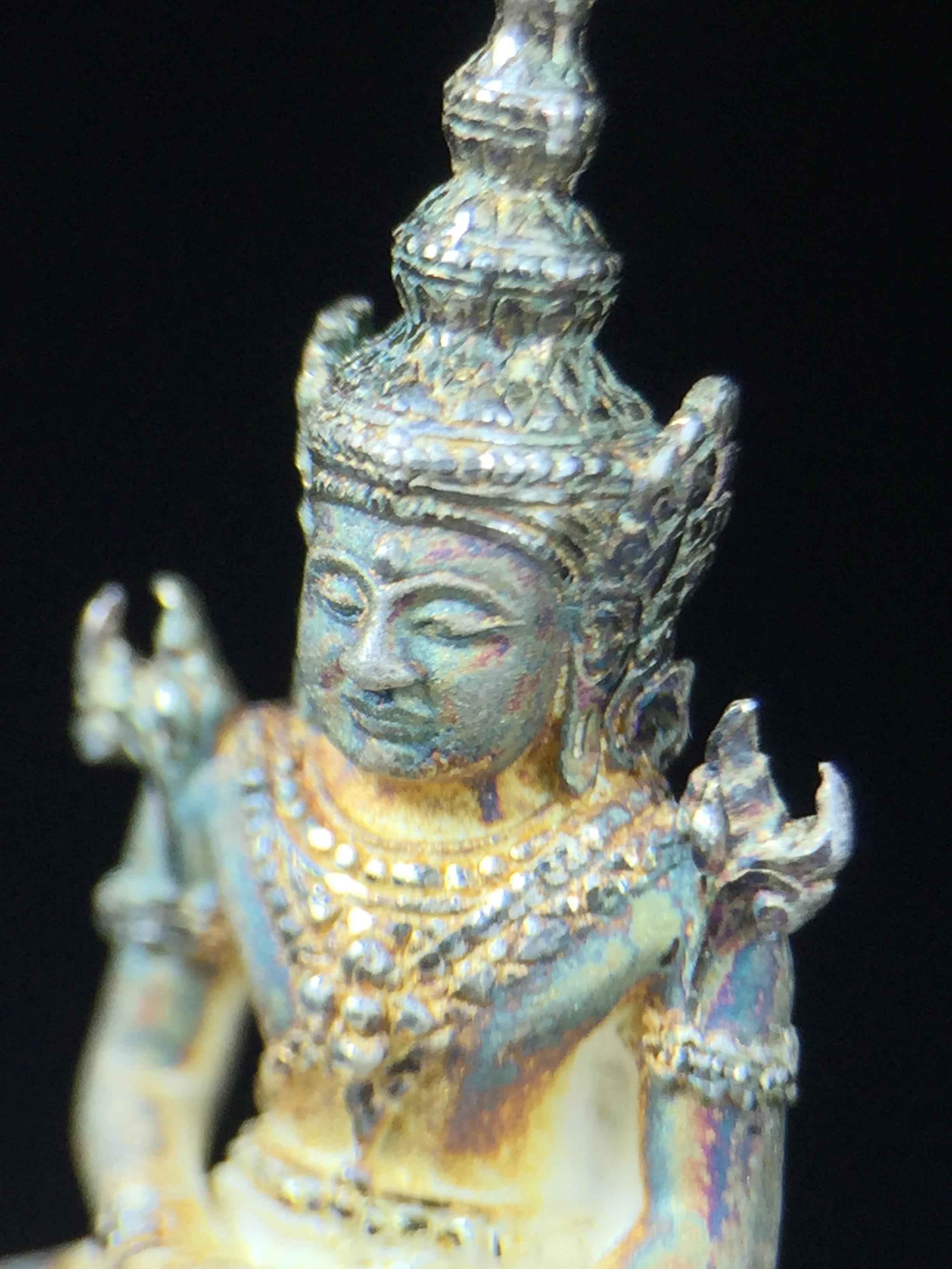 พระแก้วมรกต ภปร. ปี2547 จัดสร้างโดย รพ.ภูมิพลฯ ลอยองค์ หน้าตัก 1/2 นิ้ว เนื้อเงิน(สภาพผิวเดิมขึ้นสีรุ้งธรรมชาติ แบบนิยม สวยมากๆเสน่ห์พระเนื้อเงิน สีสันที่ธรรมชาติสรรค์สร้าง) งดงามทรงคุณค่าอีกหนึ่งรุ่นยอดนิยม หายาก(1ใน3000องค์)