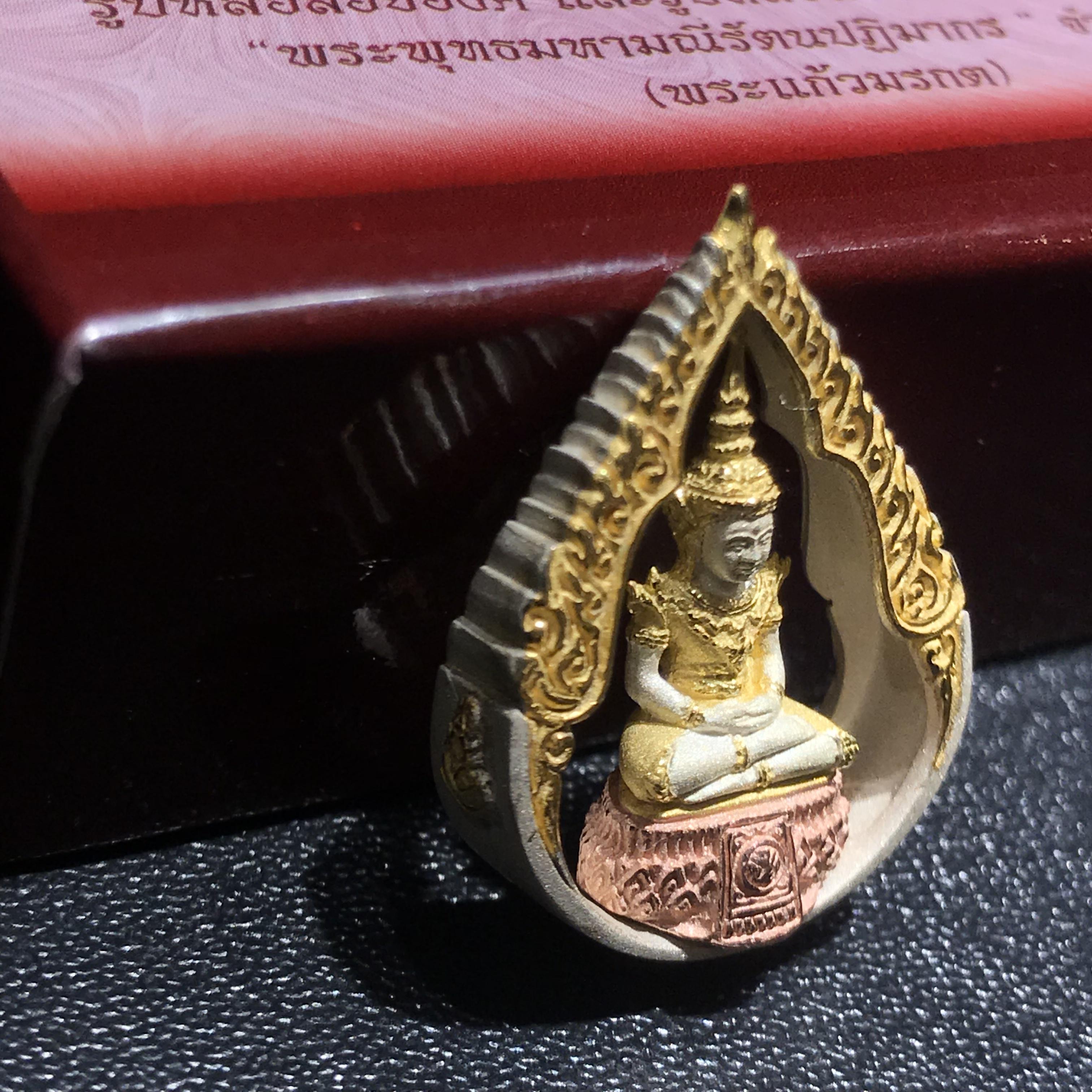 พระแก้วมรกต ภปร(รุ่นแรก) ปี2545 รุ่นฉลองกรุงรัตนโกสินทร์ครบ 220 ปี พิมพ์ลอยองค์ทรงหยดน้ำ เนื้อเงิน3กษัตริย์