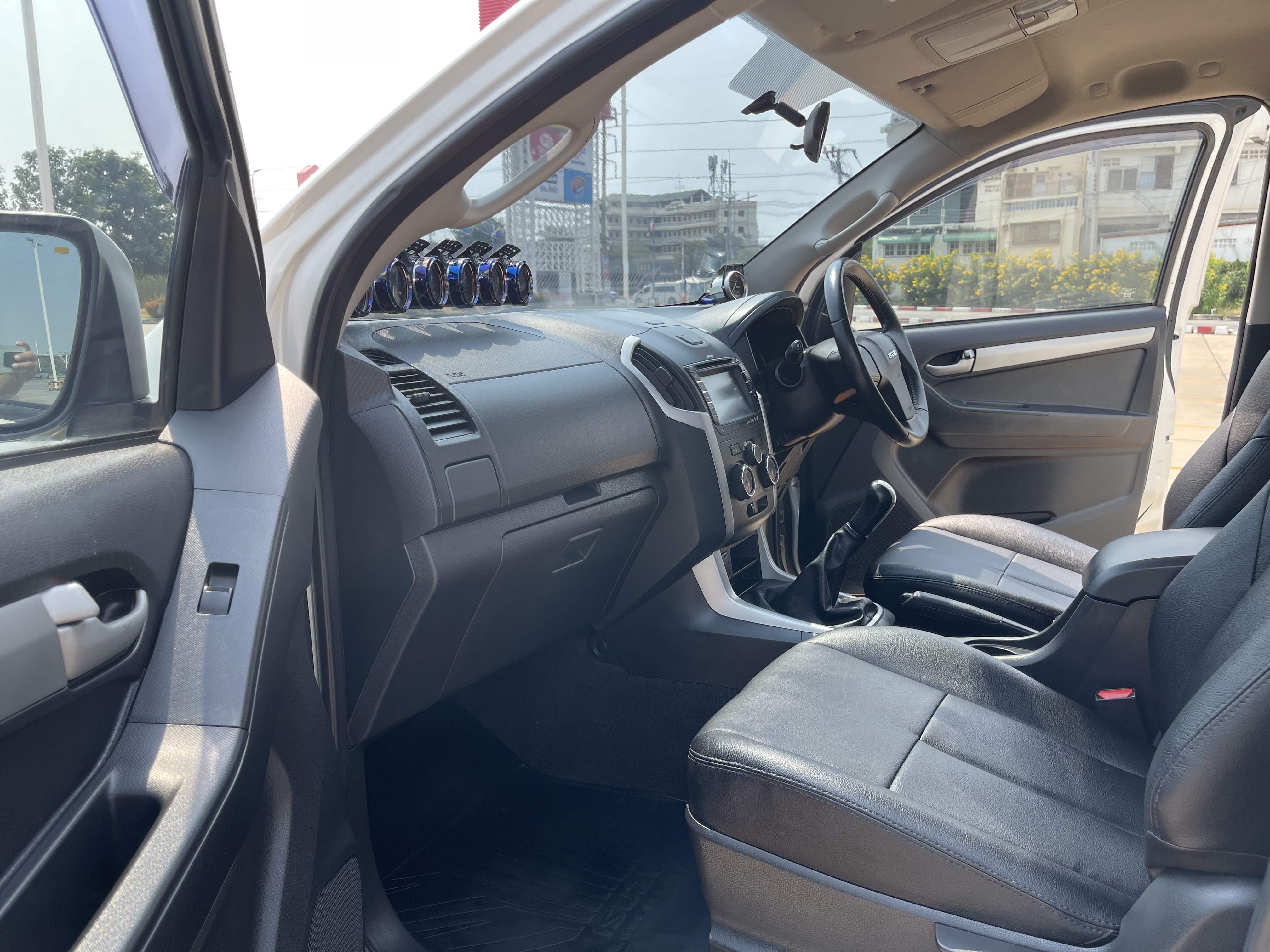 Isuzu Dmax All New 4ประตู Hilander 2.5 Vgs Z Dvd 2015 ขาวมุก