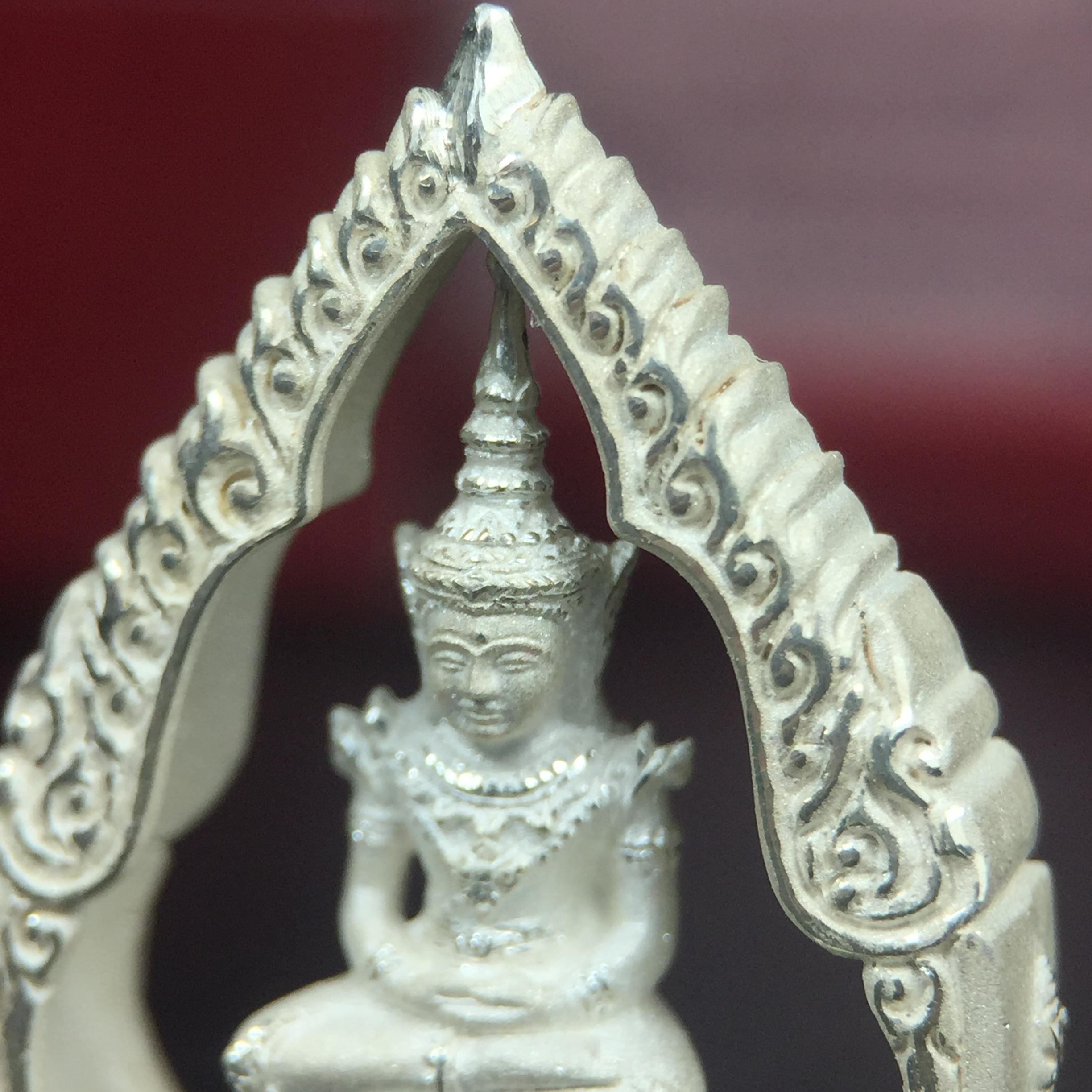 พระแก้วมรกต ภปร.(รุ่นแรก) ปี2545 รุ่นฉลองกรุงรัตนโกสินทร์ครบ 220 ปี พิมพ์ลอยองค์ทรงหยดน้ำ เนื้อเงินบริสุทธิ์ 92.5% ขนาด 18*27 มม. พร้อมกล่องบรรจุเดิม สวยครบสมบูรณ์(องค์หมายเลขสวย 1555)