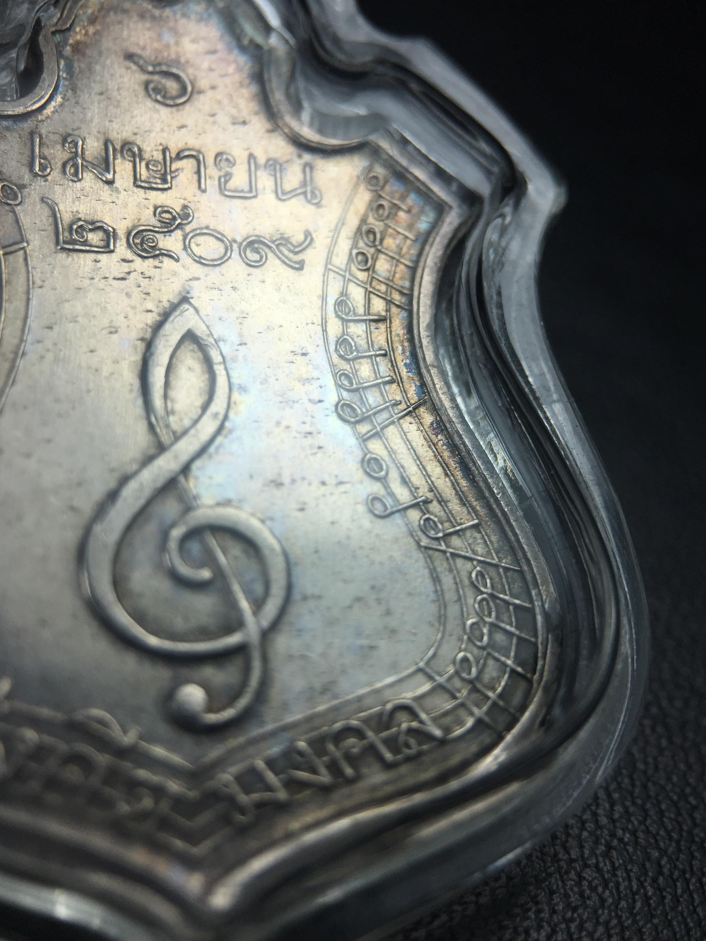 เหรียญสังคีตมงคล ภปร. ปี 2509(พระราชทาน)สุดยอดหายาก สร้างโดยพระราชทรัพย์ส่วนพระองค์ของพระบาทสมเด็จพระเจ้าอยู่หัวรัชกาลที่9(1ใน300 เหรียญ)เนื้อเงินสภาพสวยๆมีผิวขึ้นน้ำทองรุ้งๆเดิมๆตามกาลเวลา