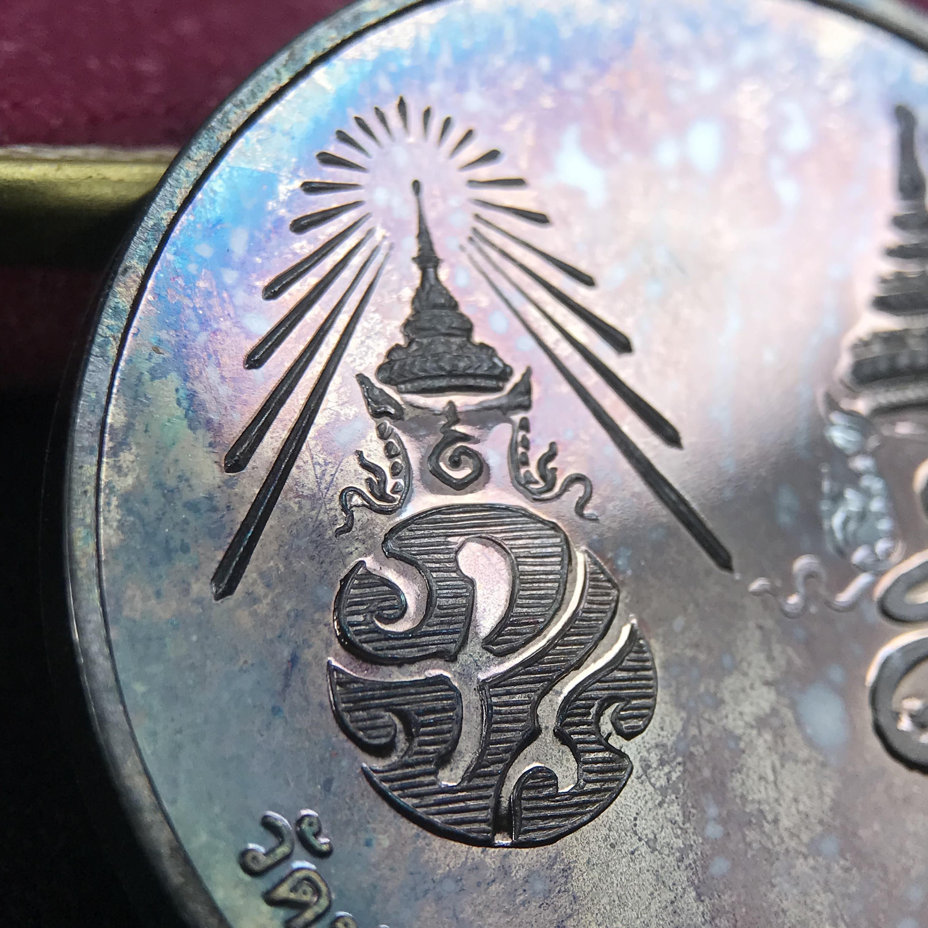 เหรียญรูปเหมือนพระราชสังวราภิมณฑ์(หลวงปู่โต๊ะ)ที่ระลึก ครบ 108 ปี วัดประดู่ฉิมพลี ปี 2538 ด้านหลังพระราชทานพระนามาภิไธยย่อ ภปร. และ สก. เนื้อเงินขัดเงา เหรียญกลมใหญ่ขนาด 3.5 ซม.สภาพสวยเดิมกล่องบรรจุเดิมครบสมบูรณ์และหายาก***สภาพผิวสวยเดิม ขึ้นรุ้งๆ สวยมาก*