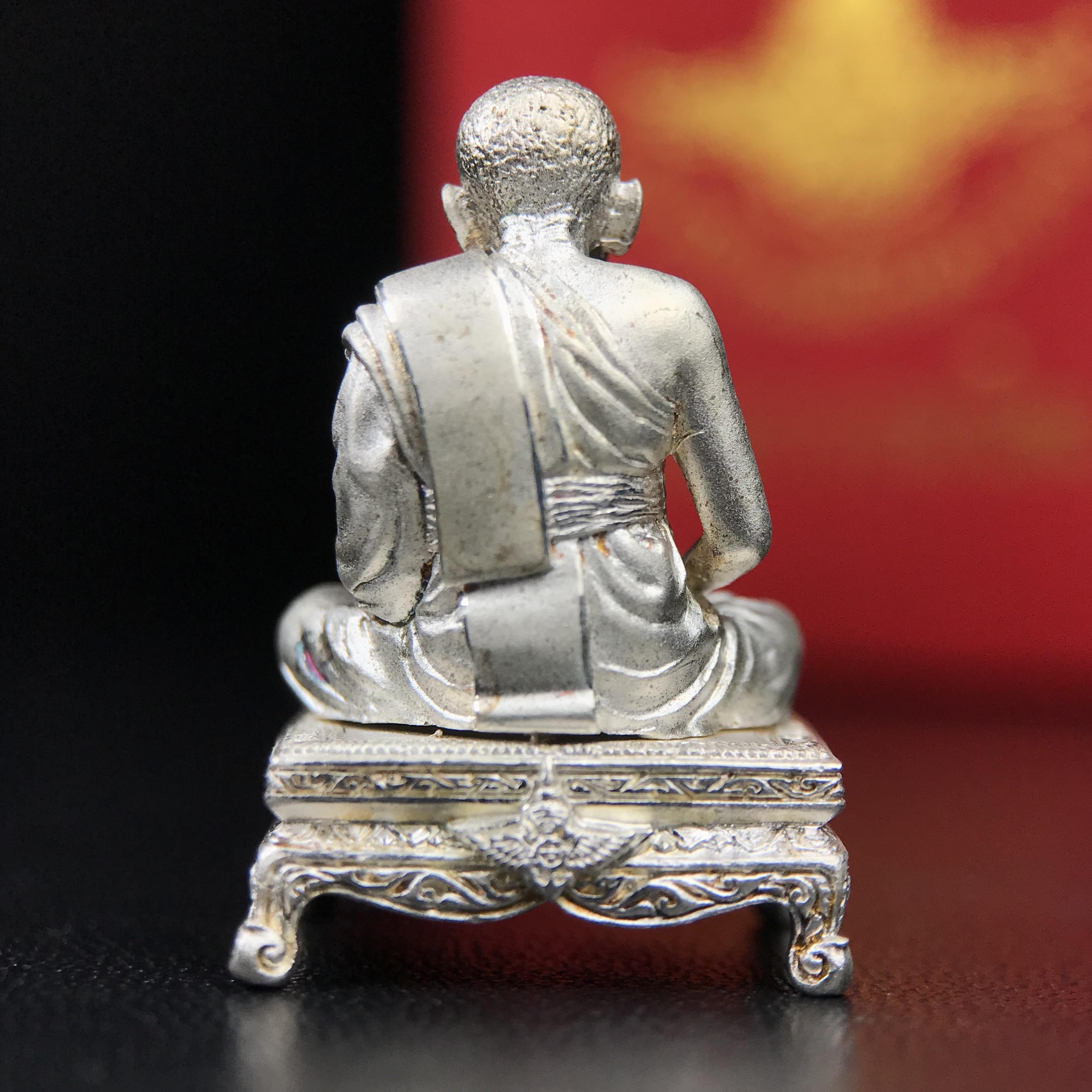 รูปหล่อหลวงพ่อเงิน วัดบางคลาน จ.พิจิตร พิมพ์หน้าเหมือนหลวงพ่อ "รุ่น 91 ปี กรมเสมียนตรา" กระทรวงกลาโหมจัดสร้างในปี 2543 พุทธาภิเษกใหญ่ 3 วัด 3พิธีวัดสุทัศน์ /วัดบางคลาน/วัดพระแก้ว เนื้อเงินปัดเงา(หายาก) พุทธศิลป์งดงามมากหายาก(ตอกโค๊ตหมาย ๑๖)