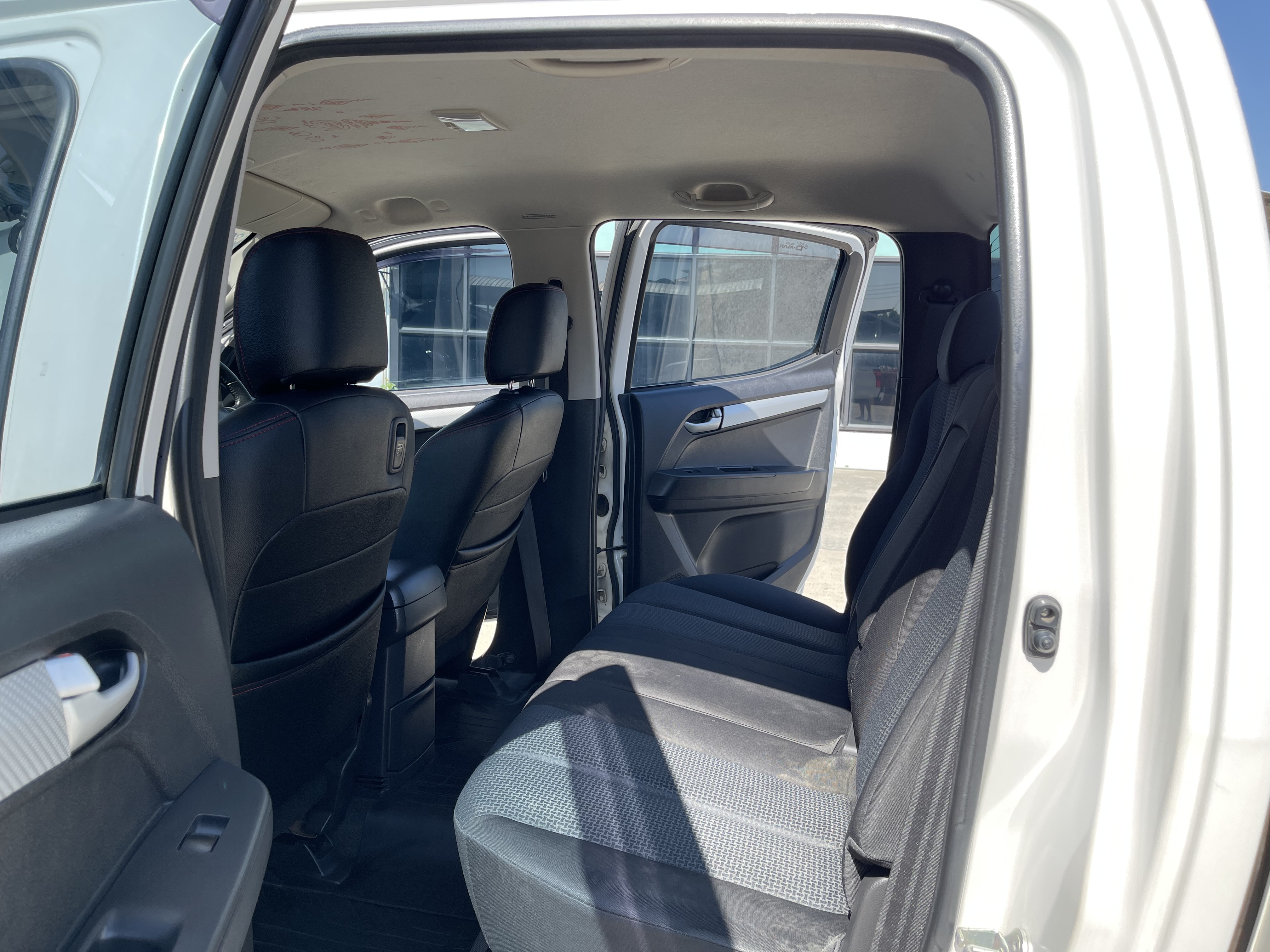 Isuzu Dmax All New 4ประตู Hilander 2.5 Vgs Z Dvd 2013 ขาวมุก