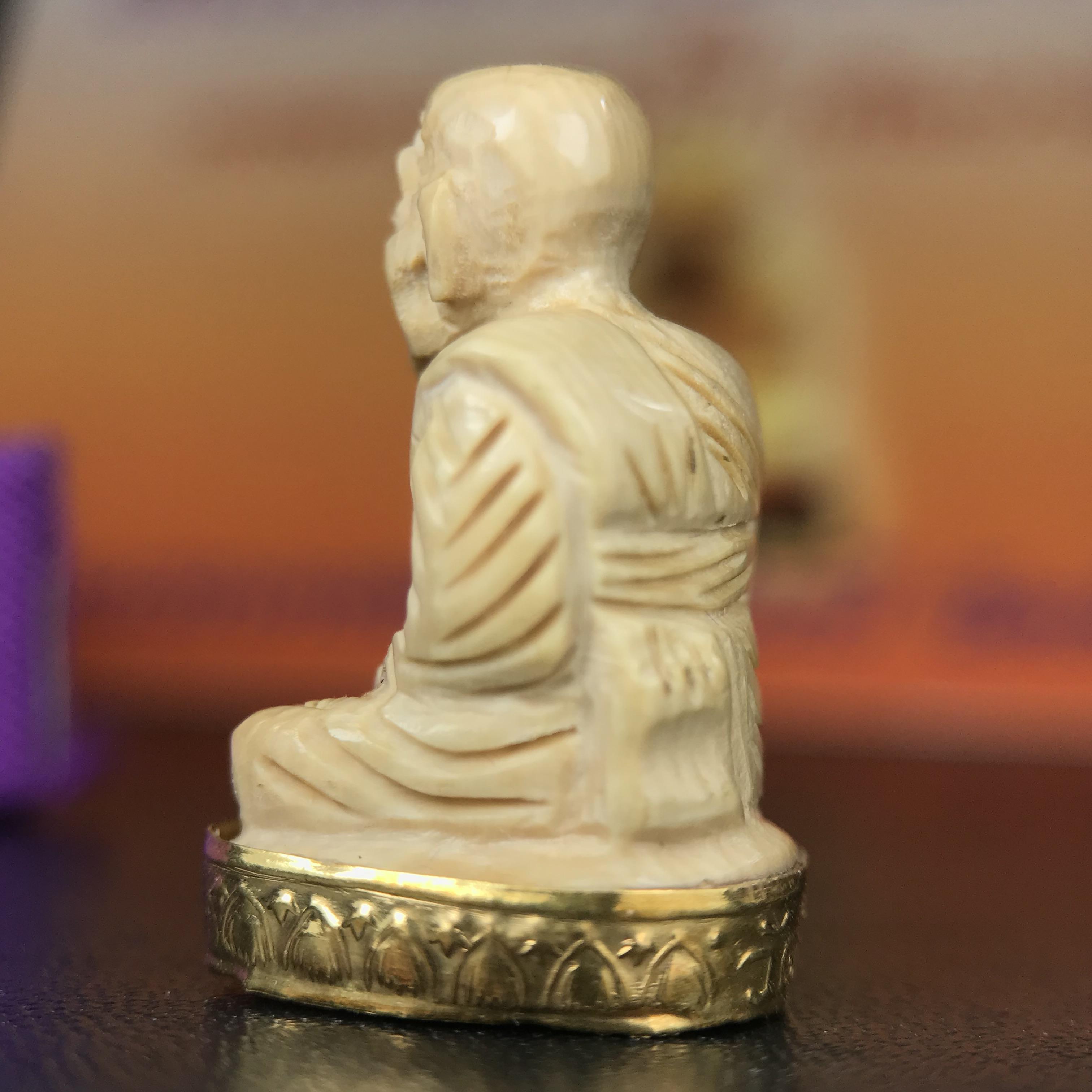 สมเด็จหลวงพ่อทวด รุ่นคชสารหมื่นปี (ศิลปาชีพ) วัดช้างให้ ปี 2541โดยมีท่าน อ.นอง วัดทรายขาว เป็นเจ้าพิธี และมีเกจิร่วมปลุกเสก 108 รูป บรรจุผงว่านเก่าและดินกากยายักษ์(พิมพ์ลอยองค์ฐานทองคำโค๊ตทองคำ)พร้อมกล่องบรรจุและใบรับรองเดิมครบ นิยมหายาก