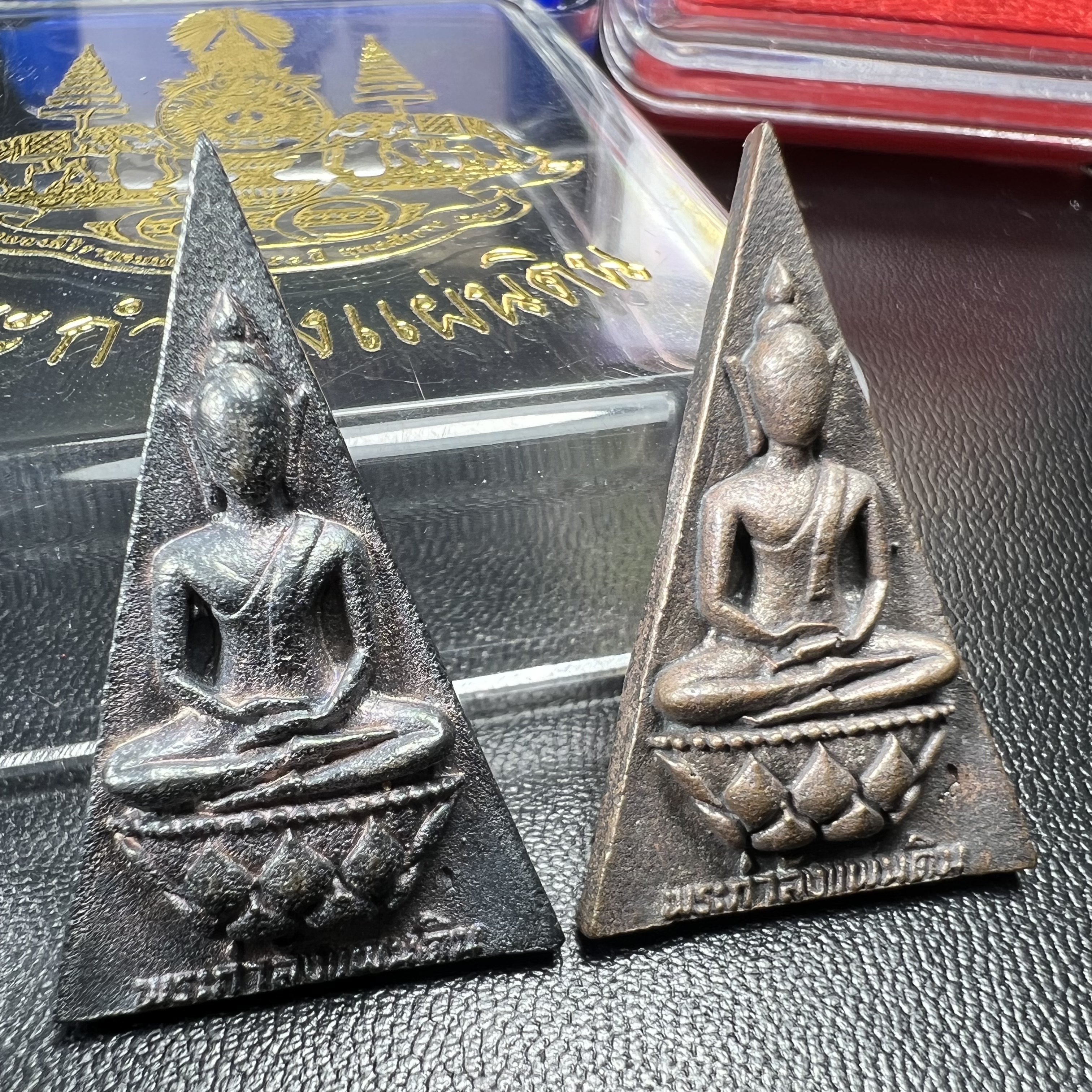 พระกำลังแผ่นดิน (สมเด็จจิตรลดา2) จัดสร้างเฉลิมพระเกียรติ ร.9 ครองราชย์ 50 ปี 2539 เนื้อเงิน(ผิวเดิมกลับดำ รุ้งๆสวย)+เนื้อนวโลหะ(สร้างน้อยหายาก)พร้อมกล่องบรรจุเดิมครบสมบูรณ์(1ใน2539องค์)