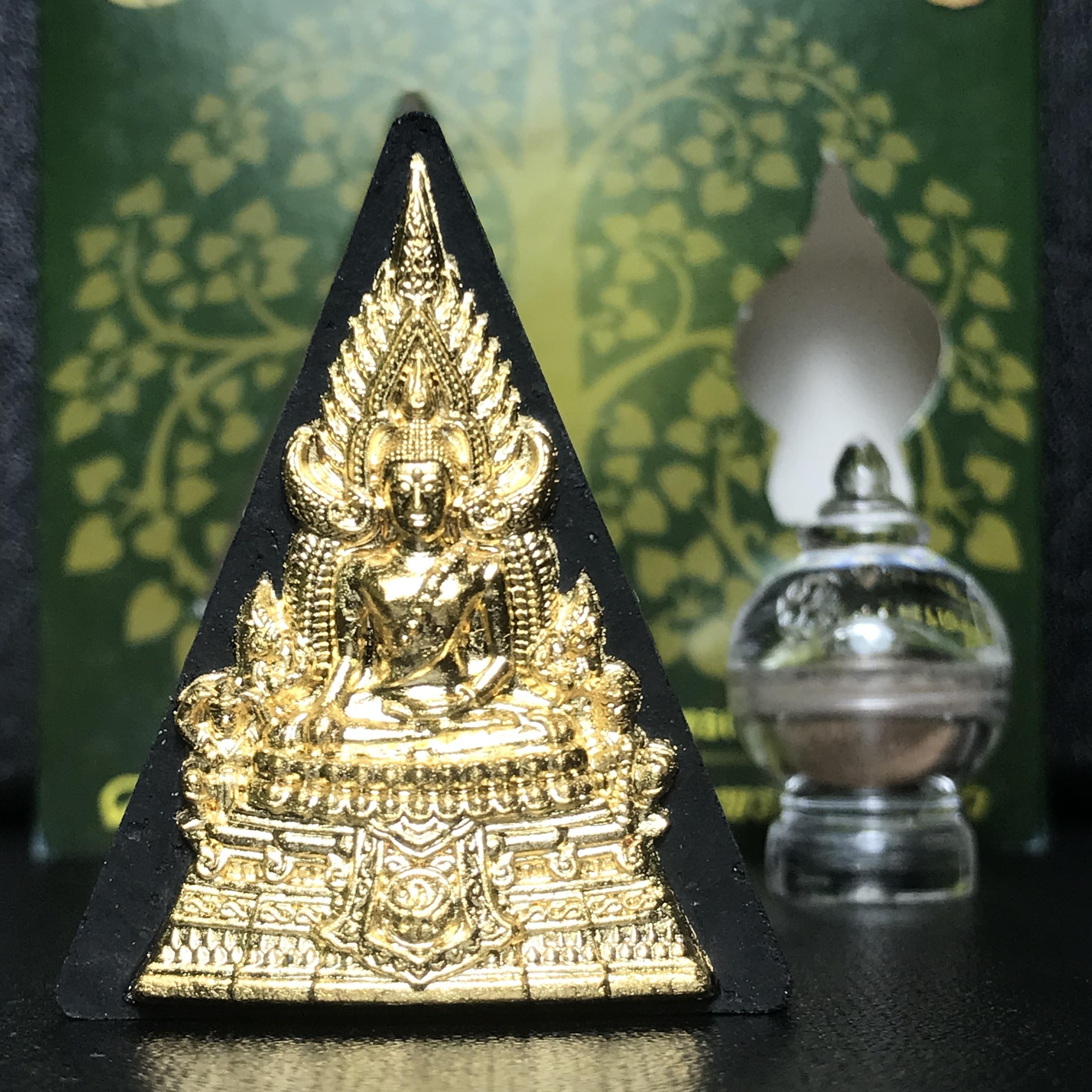 พระพุทธชินราช(จำลอง)ภปร. 84พรรษา เนื้อผงปิดทองด้านหน้า หลัง ภ.ป.ร. ทองแดง(พระราชทานมวลสาร จิตรลดาและเส้นพระเจ้า ร.9(เส้นผม))