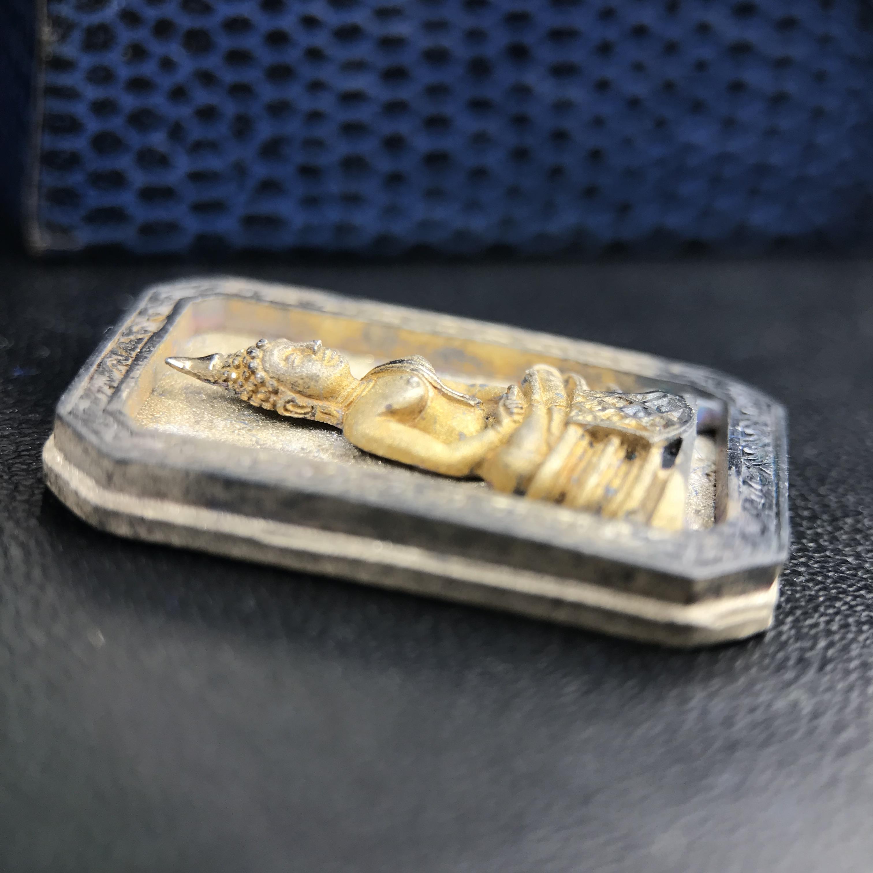 พระพุทธโสธร(หลวงพ่อโสธร) รุ่นสร้างอุโบสถ พิธีมหาพุทธาภิเษก ณ พระอุโบสถวัดโสธรวรารามวรวิหาร ปี 2539 เนื้อเงินทรายนวลขัดเงาบางส่วน พิมพ์แปดเหลี่ยม(หายากสร้างน้อย)กล่องบรรจุเดิมครบสมบูรณ์สวยงดงาม(เนื้อเงินผิวเดิมรุ้งสวยสวย องค์หมายเลขสวย ๗๔๔๕)