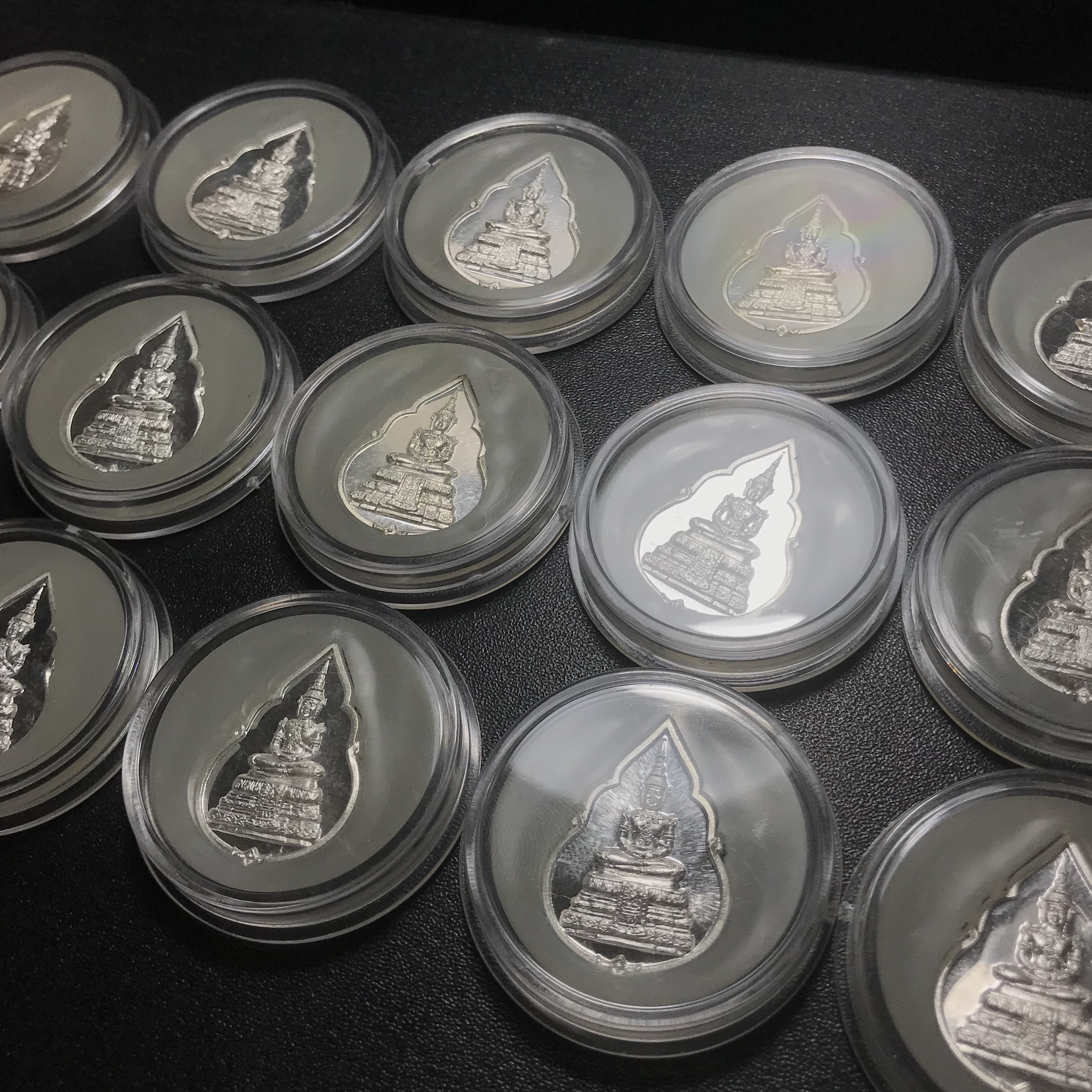 เหรียญพระแก้วมรกต ที่ระลึกในการหล่อเททองหล่อพระแก้วมรกต ครบรอบ 64 ปี กรมสรรพสามิต 2539 และในวโรกาสที่พระบาทสมเด็จพระเจ้าอยู่หัวทรงครองราชย์ครบ 50 ปี เมื่อ พ.ศ.2539 เนื้อเงินขัดเงา ทรงหยดน้ำ พร้อมตลับใส่ครบสมบูรณ์(เหรียญสภาพสวยเดิม พิธีใหญ่)