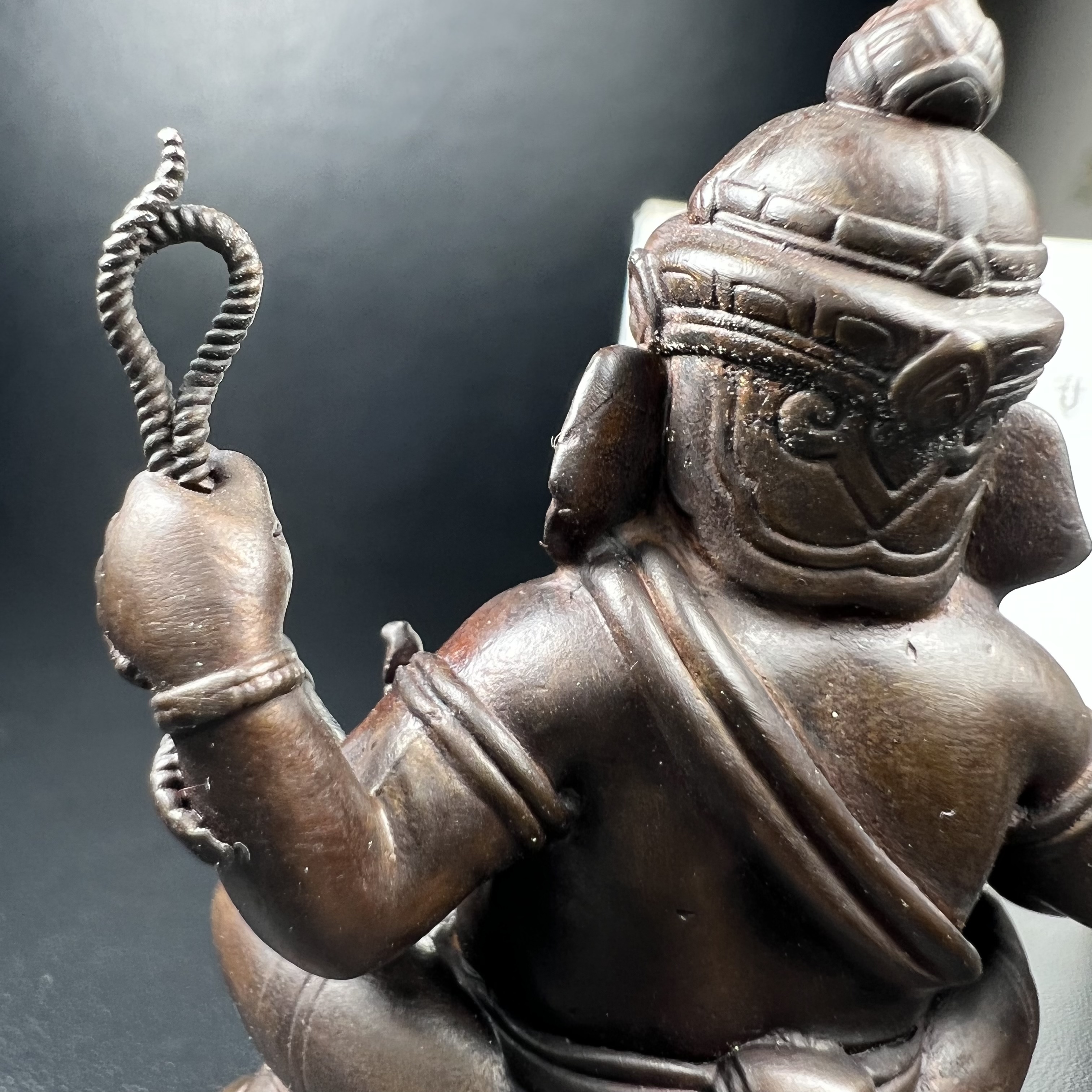 พระพิฆเนศวร รุ่น 108 ปี แห่งการสถาปนากรมศิลปากร ปี 2562 ขนาดบูชาหน้าตัก 1.5 นิ้ว เนื้อทองเหลืองรมดำ (พิธีใหญ่ มวลสารดี)(เลขนัมเบอร์ 1543)1 ใน 1999 องค์