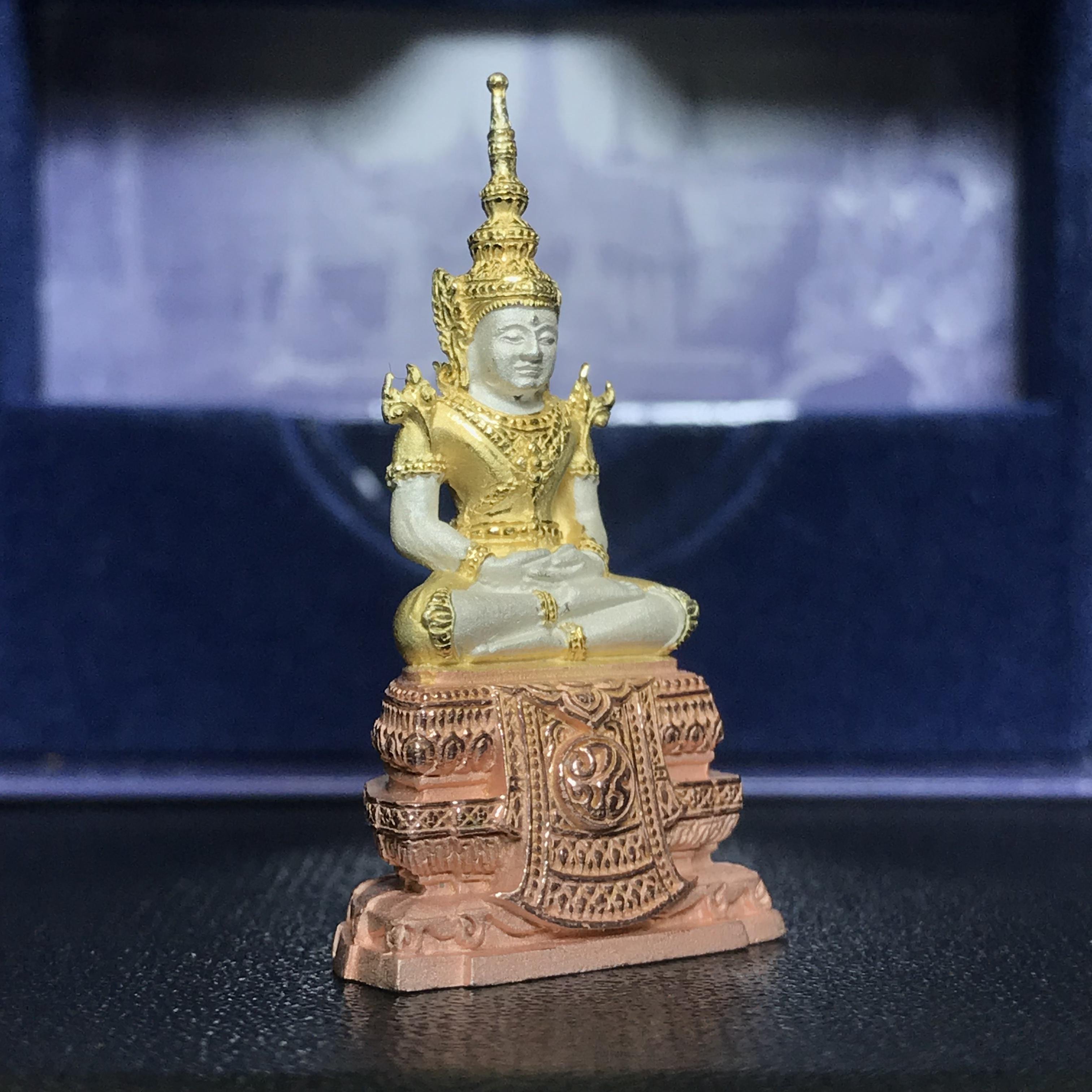 พระแก้วมรกต ภปร. ปี2547 จัดสร้างโดย รพ.ภูมิพลฯ เนื้อเงิน (3 กษัตริย์)ลอยองค์ หน้าตัก 1/2 นิ้ว(1ใน3000องค์)