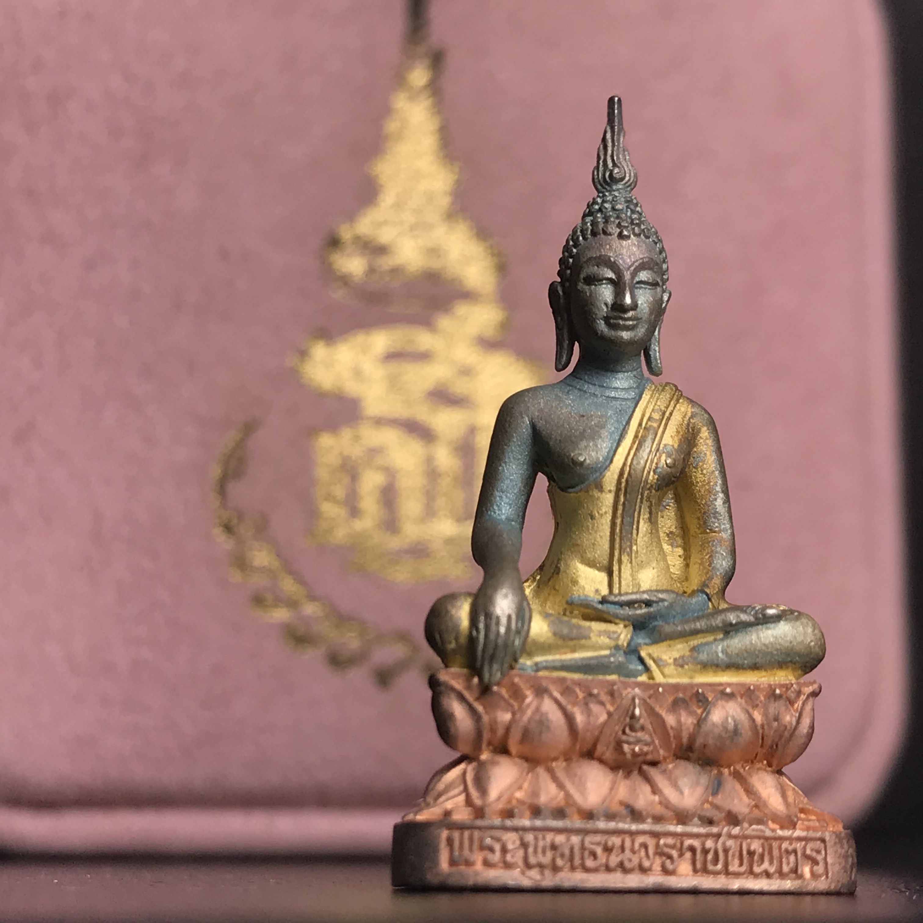 พระกริ่งพระพุทธนวราชบพิตร ครองสิริราชสมบัติครบ 50 ปี พ.ศ.2540 ชุดพระราชทาน(หายาก)เนื้อเงินสามกษัตริย์ผิวเดิมขึ้นสีรุ้งแบบนิยม