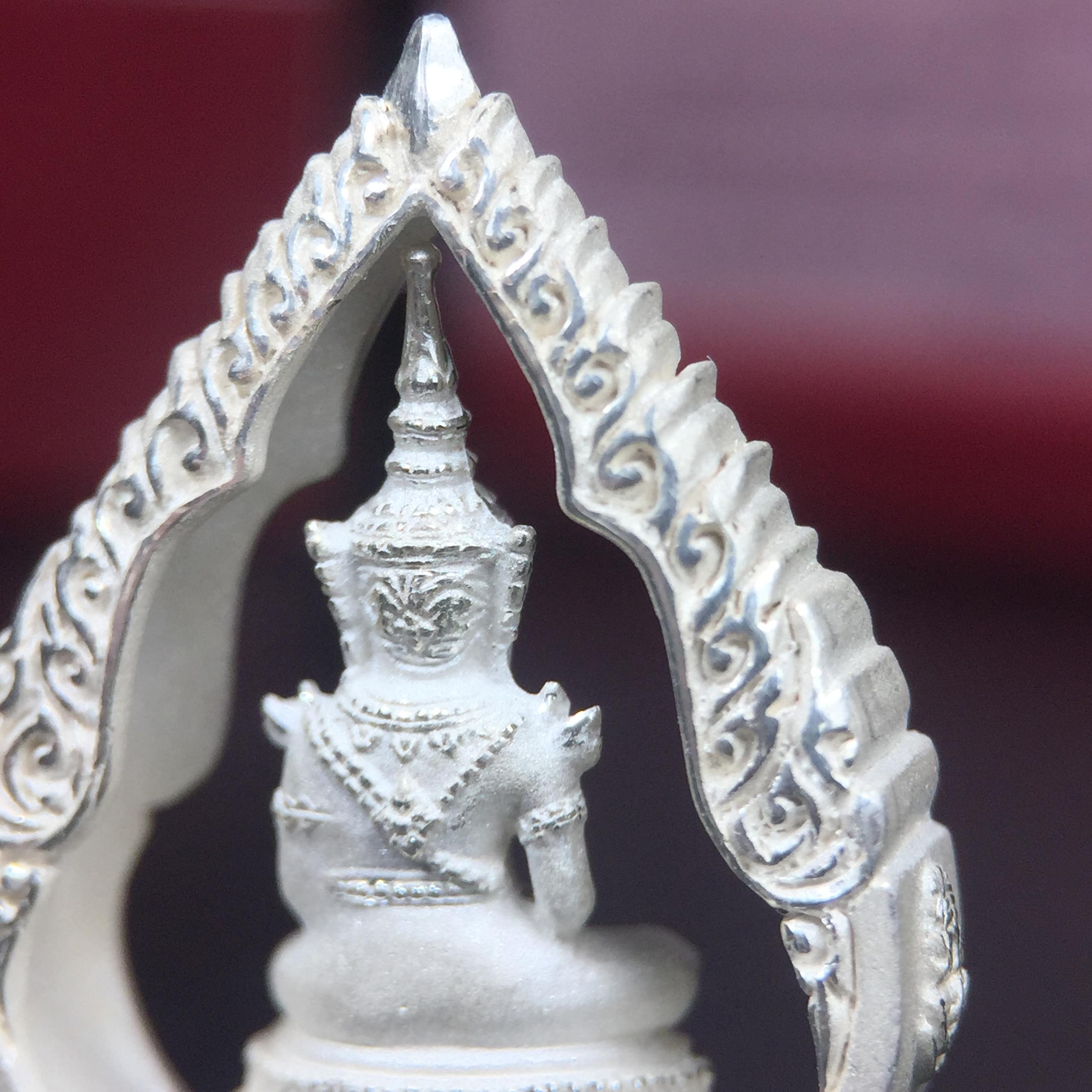 พระแก้วมรกต ภปร.(รุ่นแรก) ปี2545 รุ่นฉลองกรุงรัตนโกสินทร์ครบ 220 ปี พิมพ์ลอยองค์ทรงหยดน้ำ เนื้อเงินบริสุทธิ์ 92.5% ขนาด 18*27 มม. พร้อมกล่องบรรจุเดิม สวยครบสมบูรณ์(องค์หมายเลขสวย 1555)