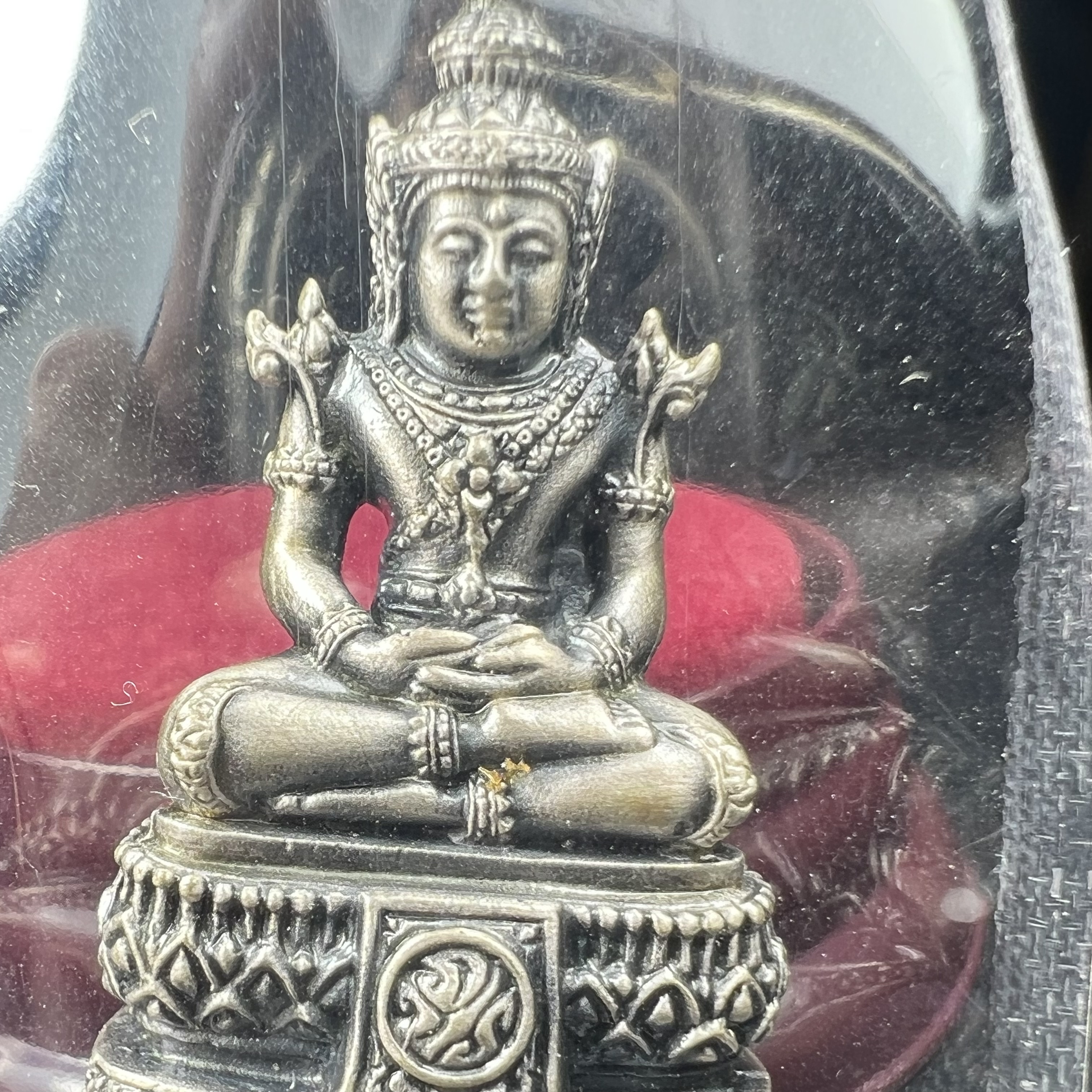 พระแก้วมรกต ภปร.(รุ่นแรก) ปี2545 รุ่นฉลองกรุงรัตนโกสินทร์ครบ 220 ปี พิมพ์ลอยองค์ใหญ่ เนื้ออัลปาก้า ชุบเงินลงดำ ขนาด 19*35 มม. พร้อมครอบตั้งโชว์เดิม องค์พระซีนซองเดิม สวยครบสมบูรณ์