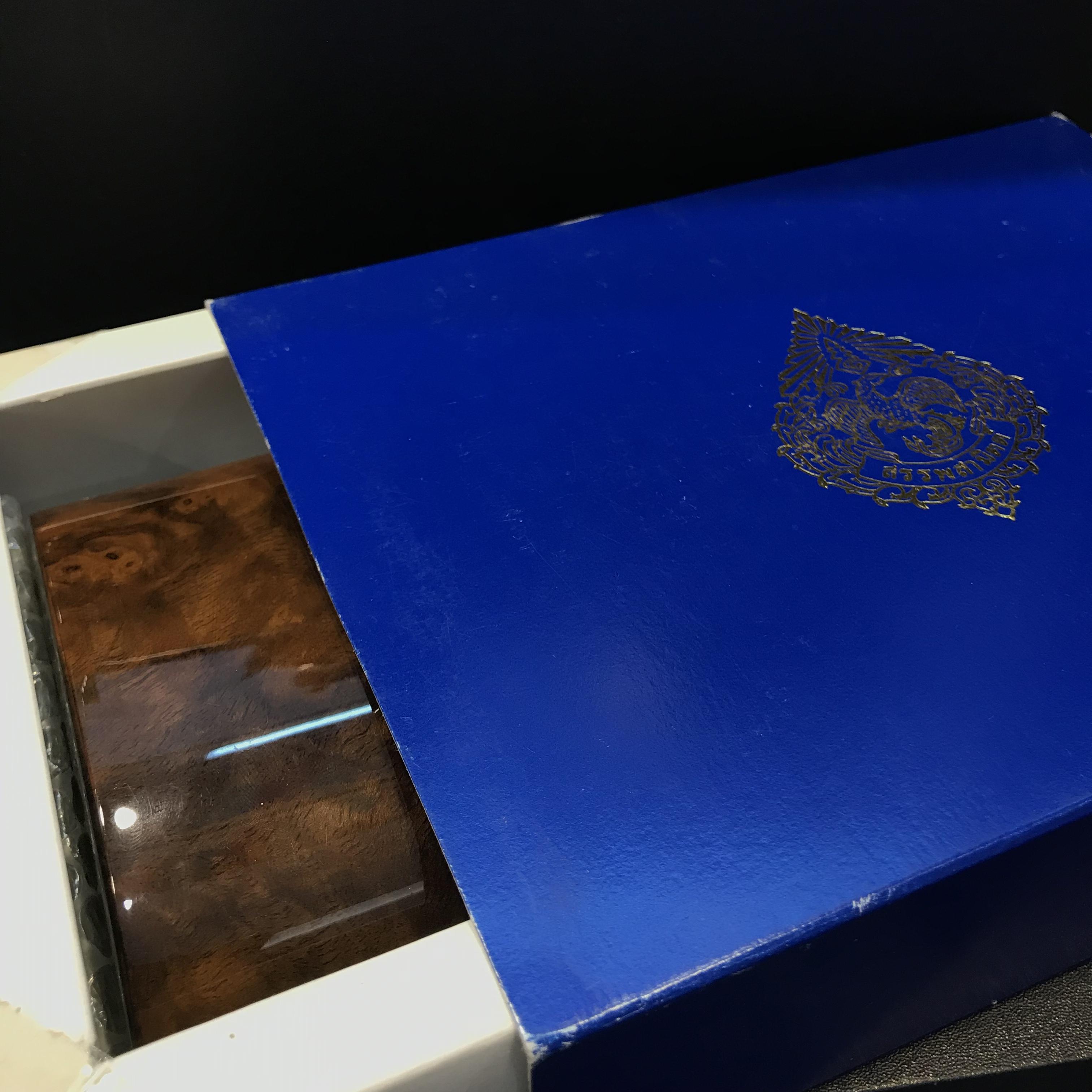 พระแก้วมรกต กรมสรรพสามิตจัดสร้างขึ้นเนื่องในโอกาสครบรอบ 64 ปีของกรมสรรพสามิต และเนื่องในวโรกาสที่พระบาทสมเด็จพระเจ้าอยู่หัวทรงครองราชย์ครบ 50 ปีในปีกาญจนาภิเษก เมื่อ พ.ศ.2539 ชุดทองคำ(1ใน2000ชุด)