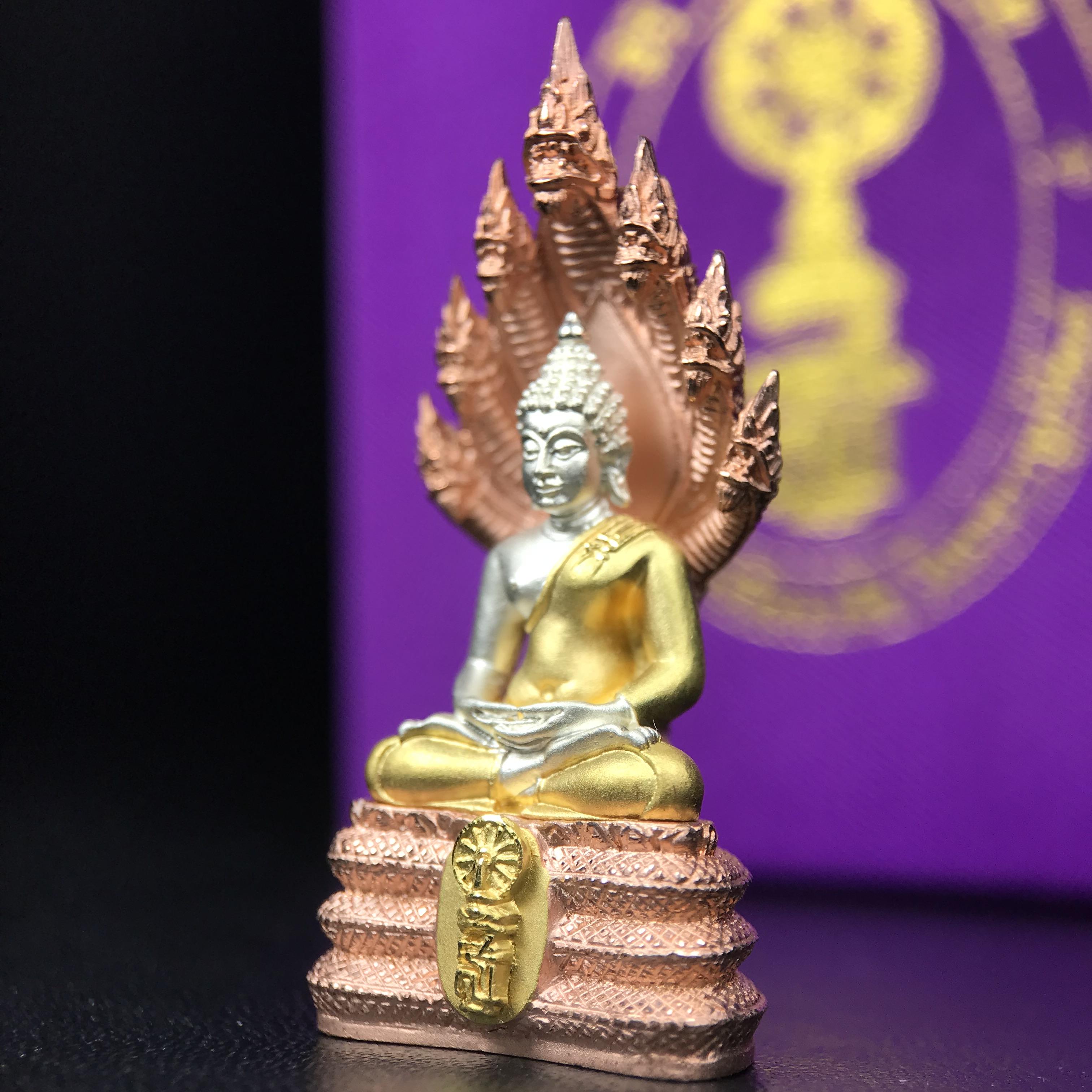 พระนาคปรก สธ. รุ่นสร้างพระอุโบสถเฉลิมพระเกียรติ 4 รอบ 84 พรรษา สมเด็จพระเทพรัตนราชสุดาฯ วัดบวรนิเวศวิหาร ปี 2543 พิมพ์ใหญ่ เนื้อเงินบริสุทธิ์ ชุบสามกษัตริย์แบบพ่นทรายขัดเงาบางส่วน(สภาพ สวย )พิธีใหญ่ พุทธศิลป์งดงาม หายาก (1 ใน 1999 องค์)