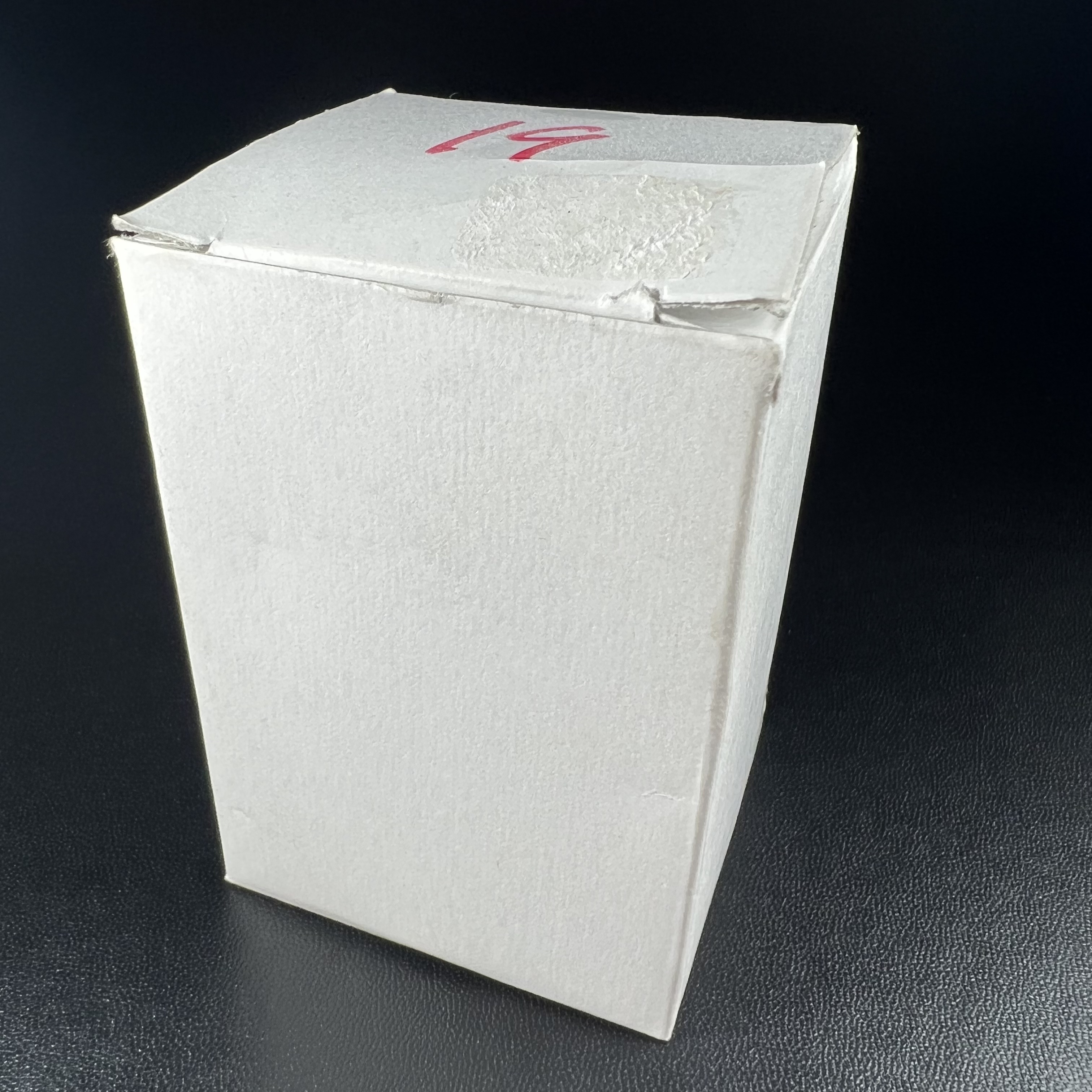 พระแก้วมรกต ภปร.(รุ่นแรก) ปี2545 รุ่นฉลองกรุงรัตนโกสินทร์ครบ 220 ปี พิมพ์ลอยองค์ทรงหยดน้ำ เนื้ออัลปาก้า ชุบเงินลงดำ ขนาด 18*27 มม. พร้อมครอบตั้งโชว์เดิม องค์พระซีนซองเดิม สวยครบสมบูรณ์